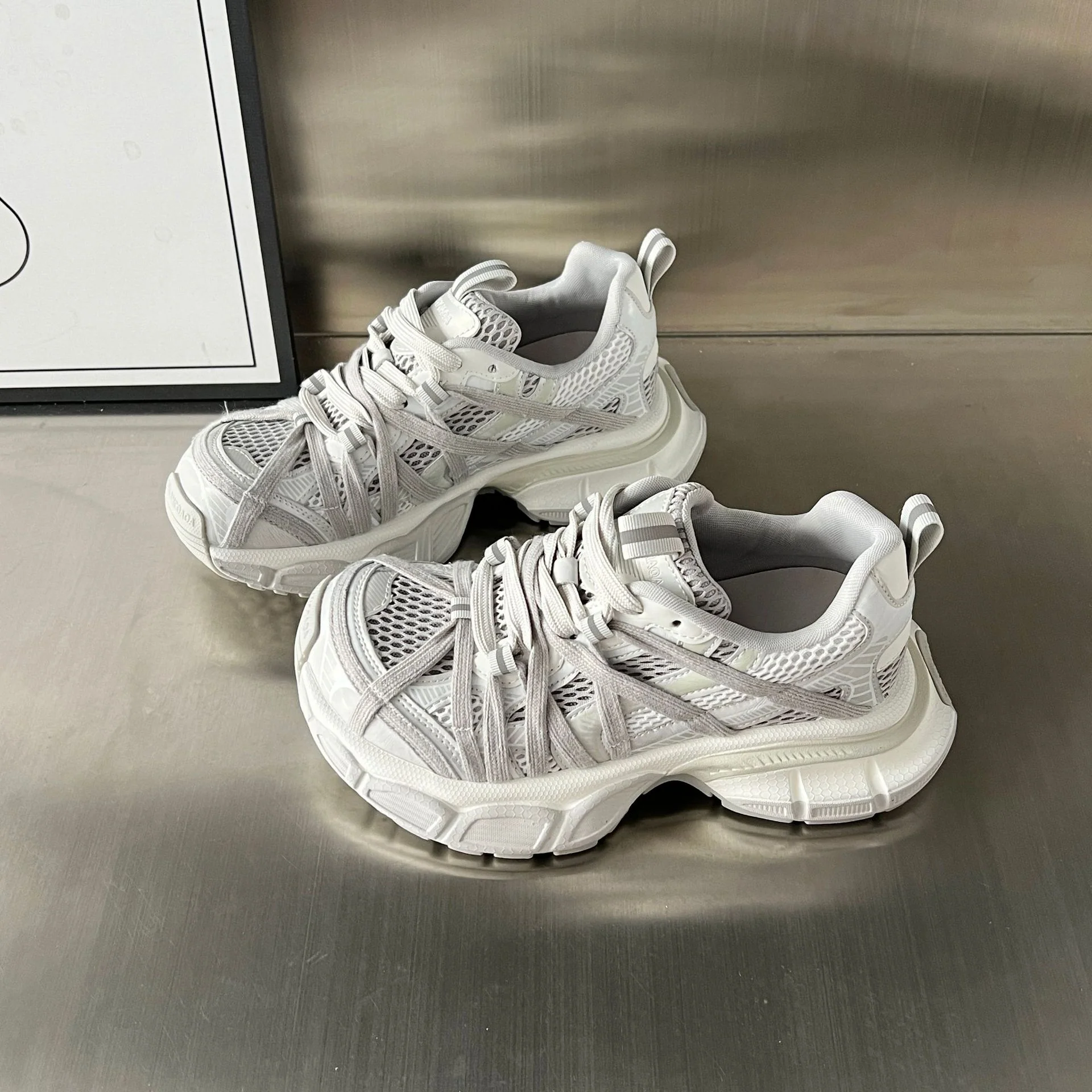 Damen Sportliche Sneakers mit innovativer Schnürung und atmungsaktiver Mesh-Oberfläche Heidi Mode - Image 2
