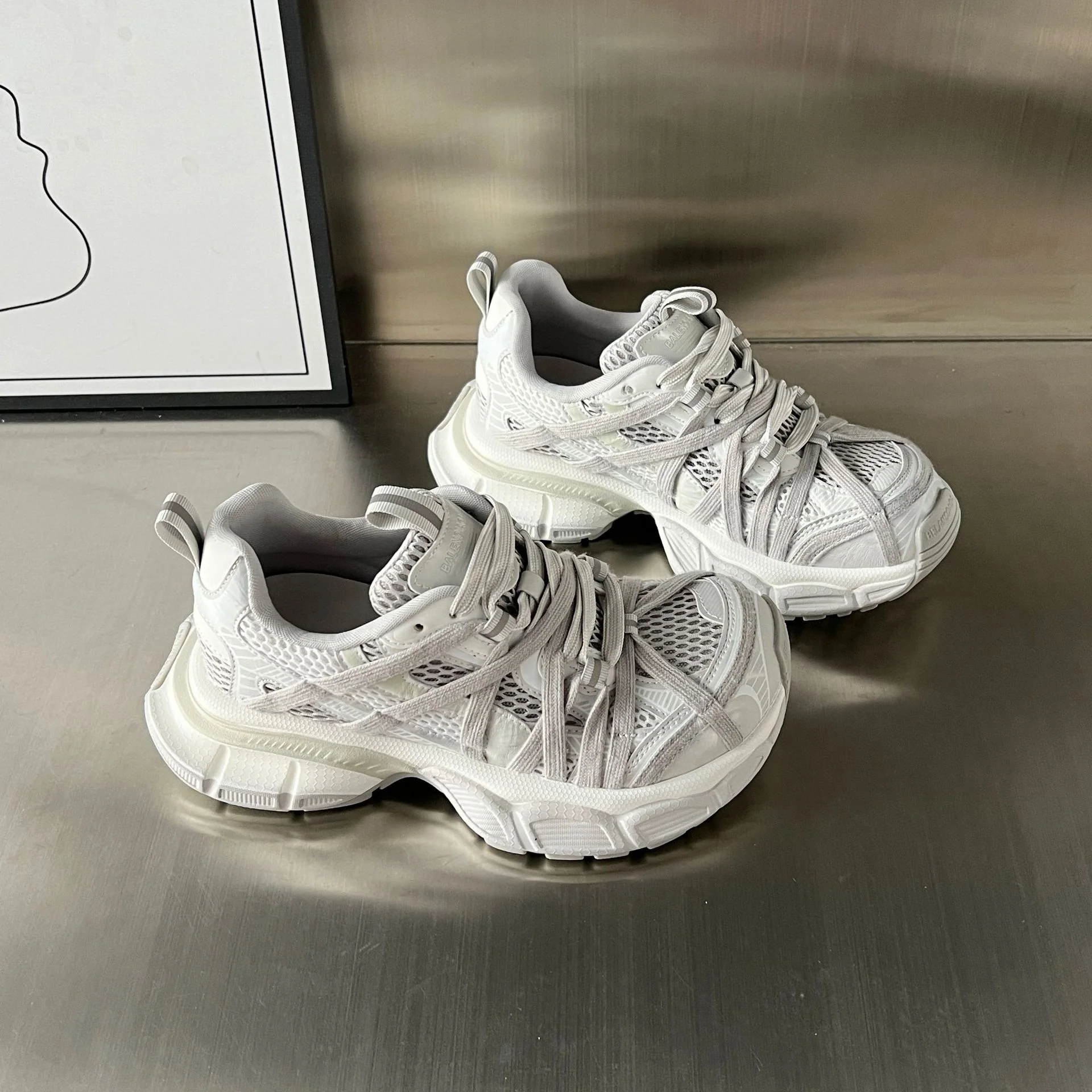 Damen Sportliche Sneakers mit innovativer Schnürung und atmungsaktiver Mesh-Oberfläche Heidi Mode - Image 4