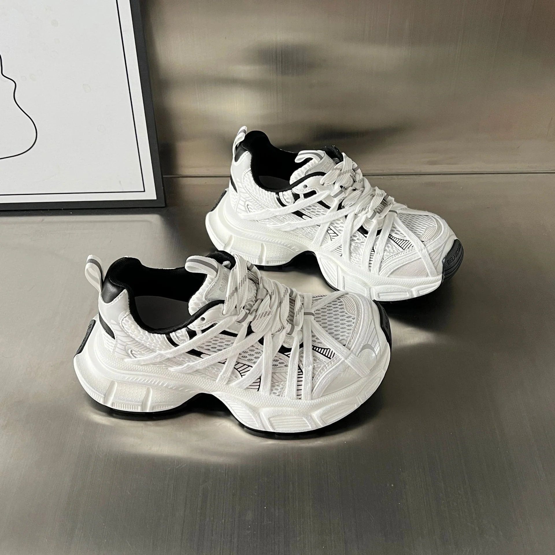 Damen Sportliche Sneakers mit innovativer Schnürung und atmungsaktiver Mesh-Oberfläche Heidi Mode - Image 5
