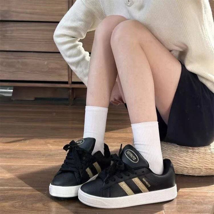 Damen Sportliche Sneakers mit klassischer Silhouette und elegantem Schnürdesign Heidi Mode - Image 3