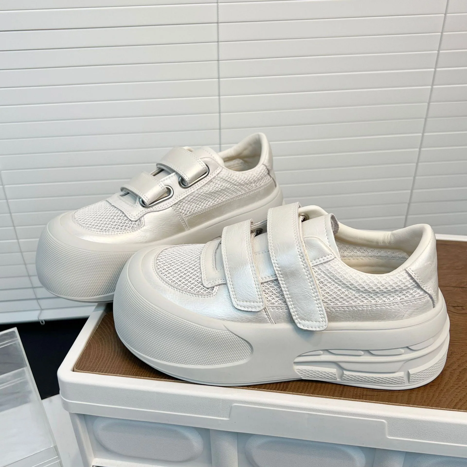 Damen Sportliche Sneakers mit Klettverschluss Heidi Mode - Image 2