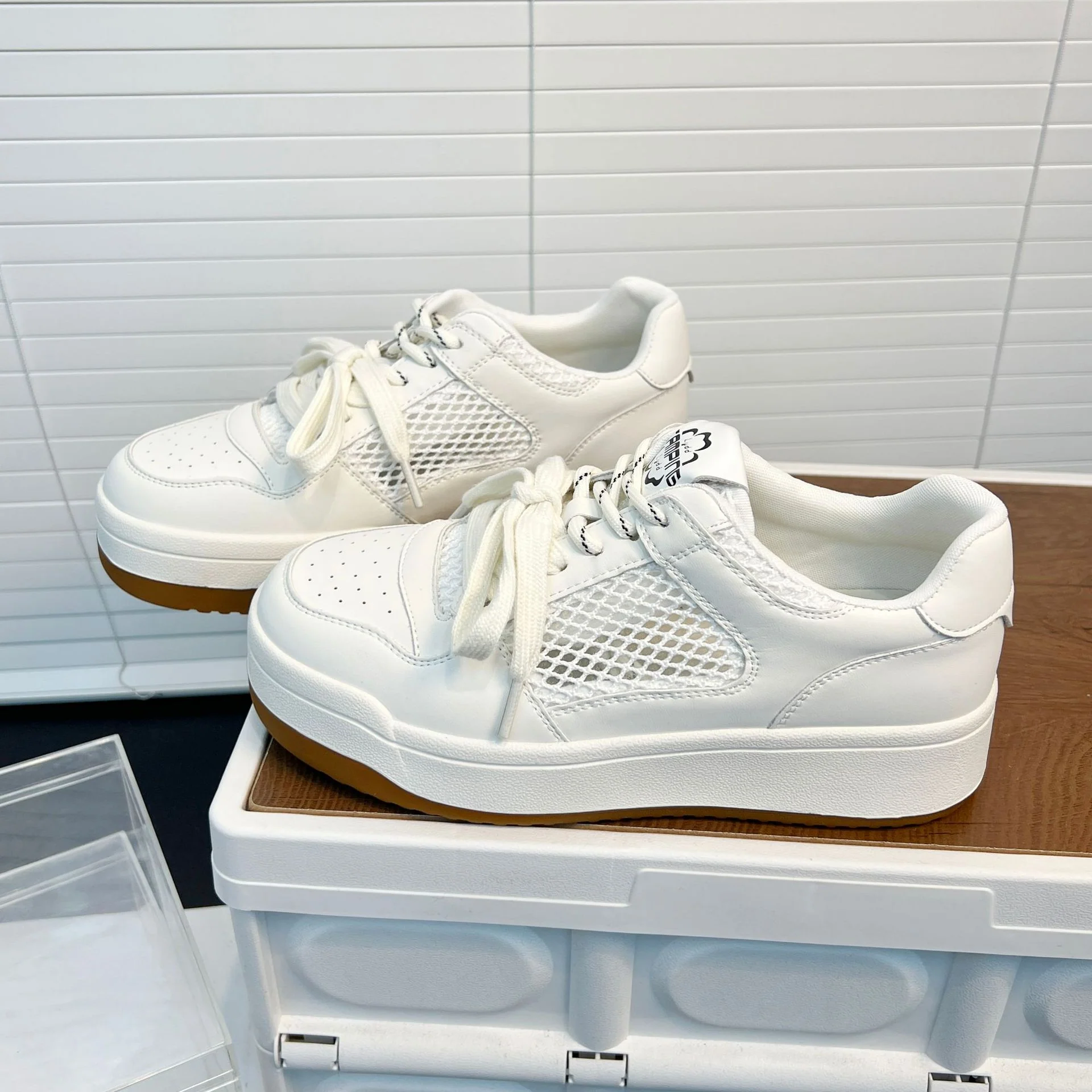 Damen Sportliche Sneakers mit luftiger Netz- und Lederkombination Heidi Mode - Image 6