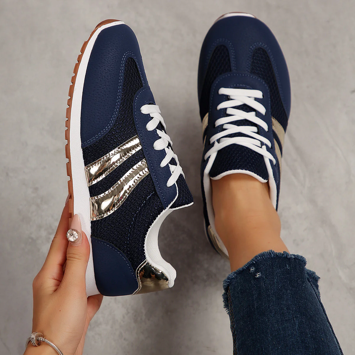 Damen Sportliche Sneakers mit metallischen Akzenten Heidi Mode - Image 4