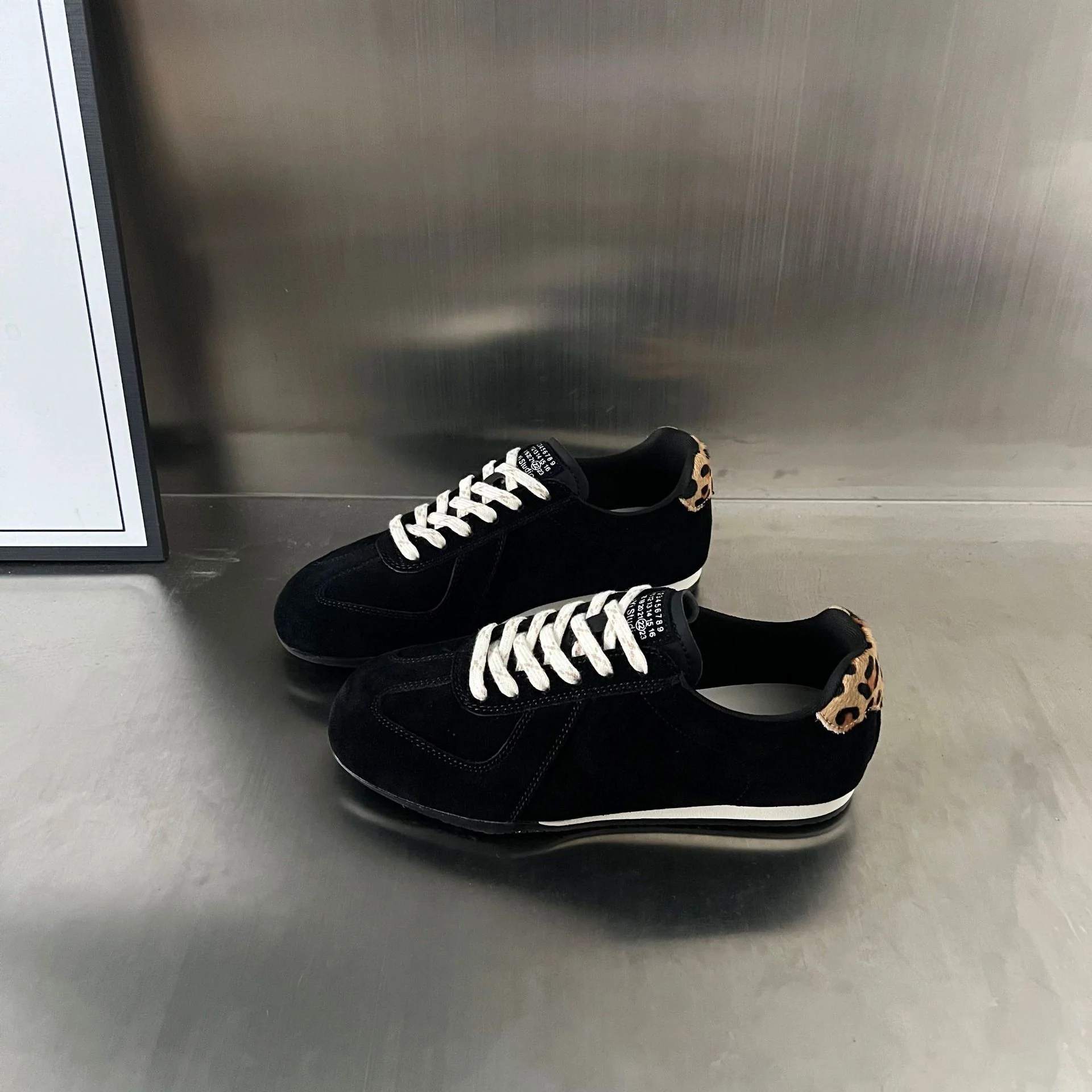 Damen Sportliche Sneakers mit modischem Wildleder-Obermaterial und einzigartigen Akzenten Heidi Mode - Image 3