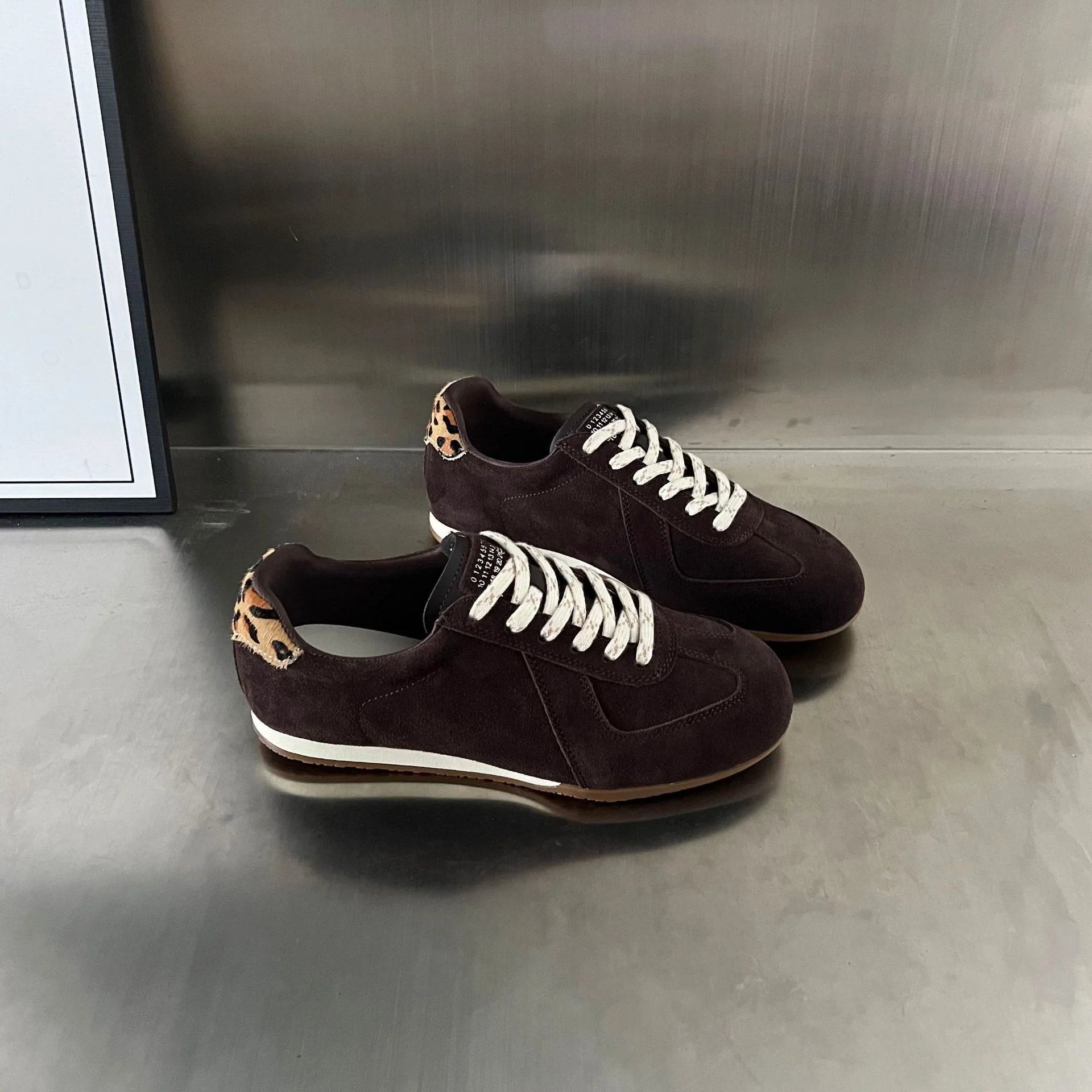 Damen Sportliche Sneakers mit modischem Wildleder-Obermaterial und einzigartigen Akzenten Heidi Mode - Image 5