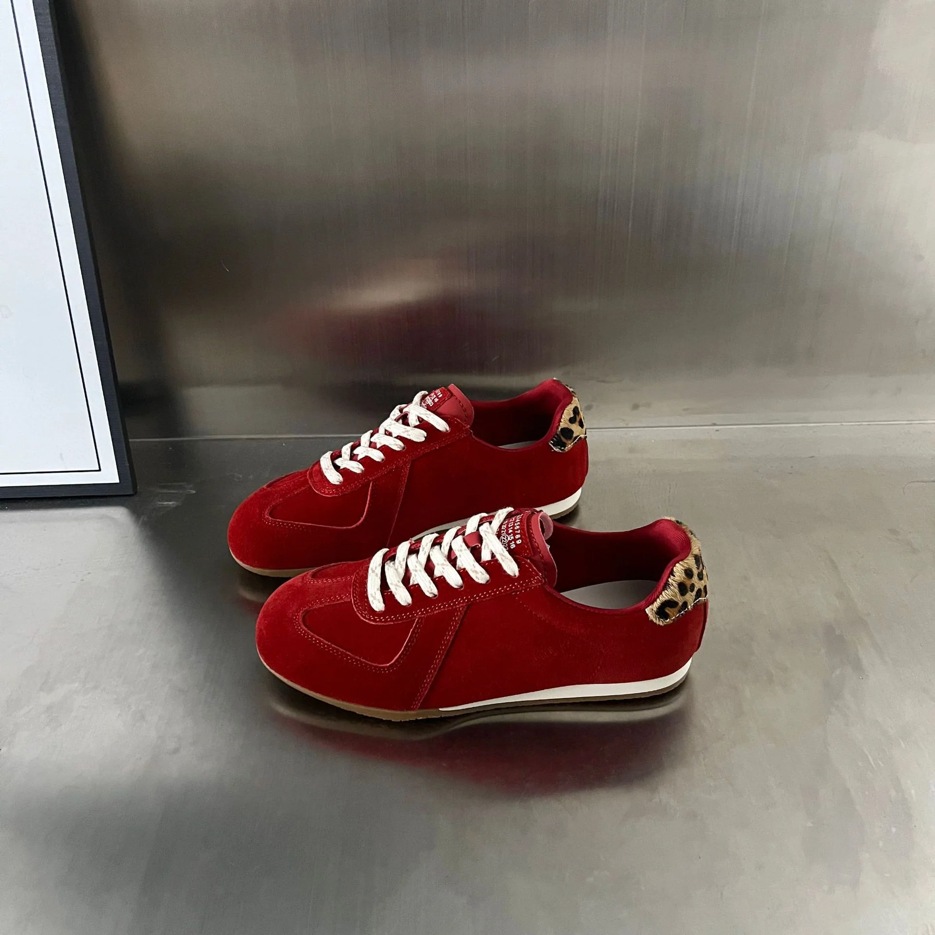 Damen Sportliche Sneakers mit modischem Wildleder-Obermaterial und einzigartigen Akzenten Heidi Mode - Image 6