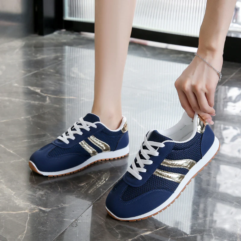 Damen Sportliche Sneakers mit modischen Metallic-Akzenten Heidi Mode - Image 4