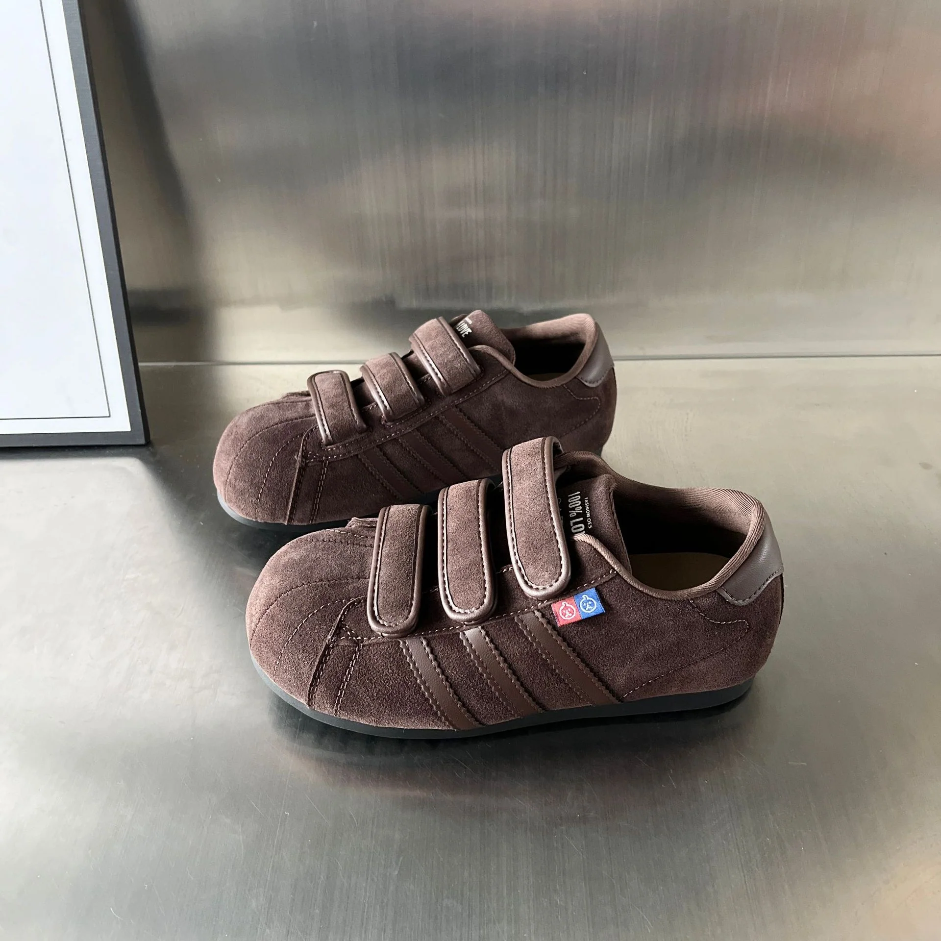 Damen Sportliche Sneakers mit praktischem Klettverschluss aus hochwertigem Wildleder Heidi Mode - Image 3