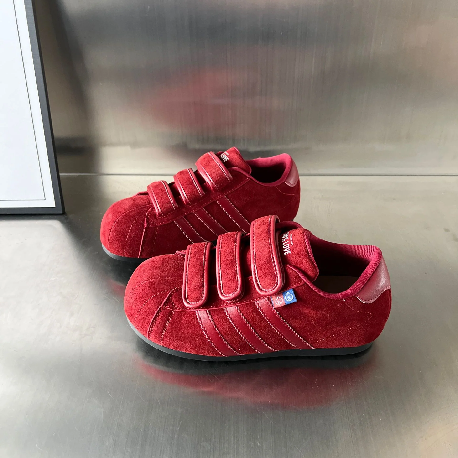 Damen Sportliche Sneakers mit praktischem Klettverschluss aus hochwertigem Wildleder Heidi Mode - Image 6