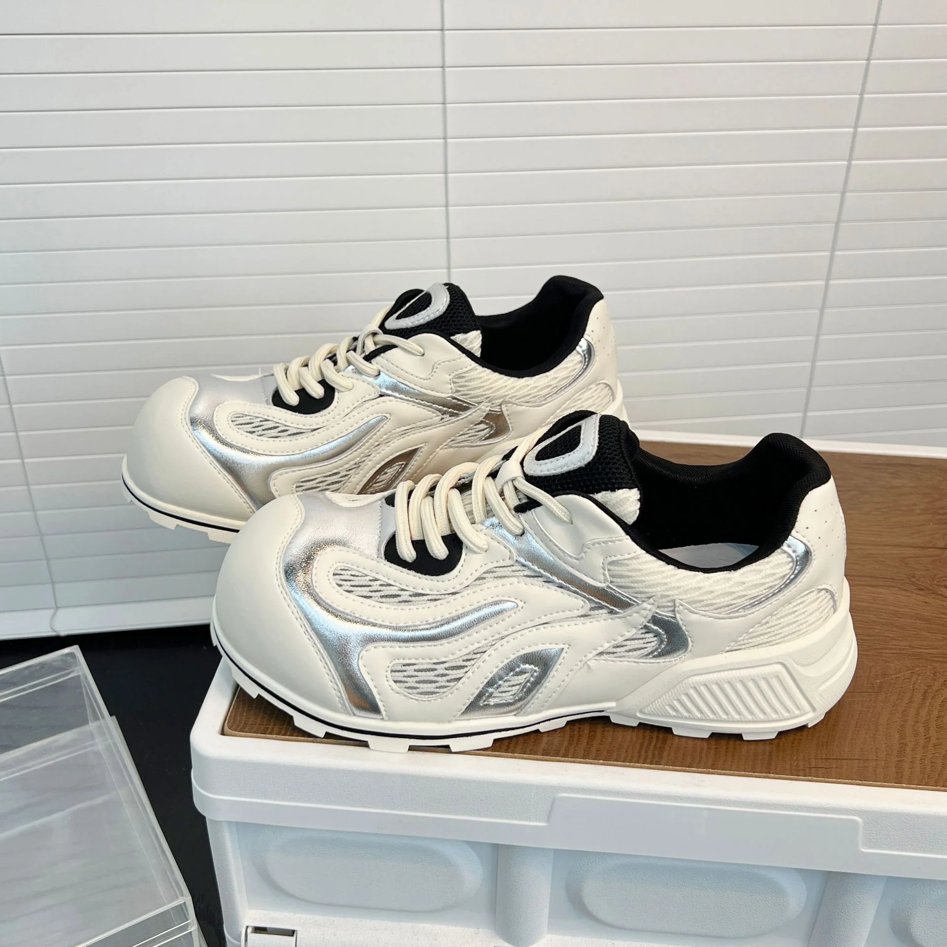 Damen Sportliche Sneakers mit reflektierenden Akzenten und atmungsaktiven Netzeinsätzen Heidi Mode - Image 3