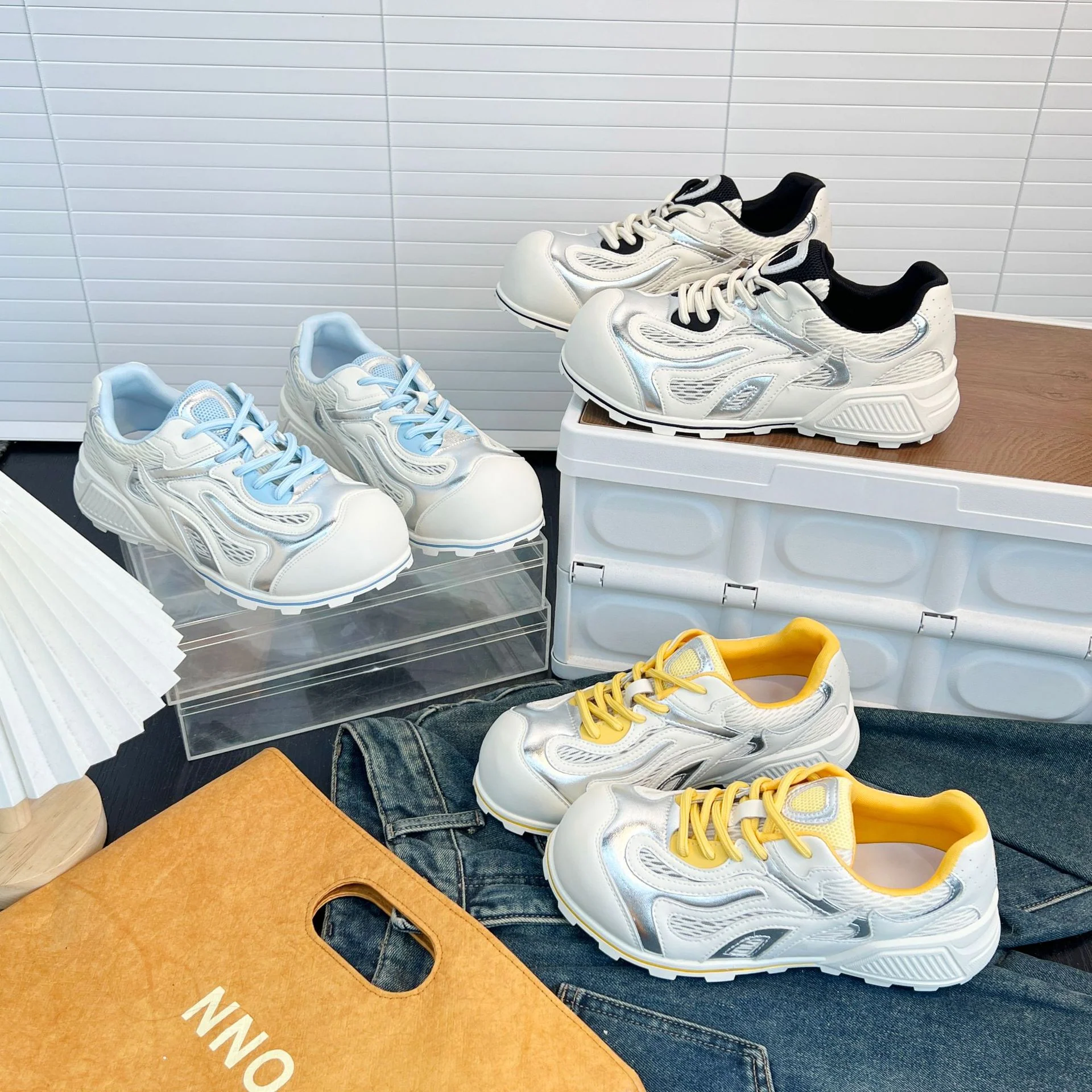 Damen Sportliche Sneakers mit reflektierenden Akzenten und atmungsaktiven Netzeinsätzen Heidi Mode - Image 4