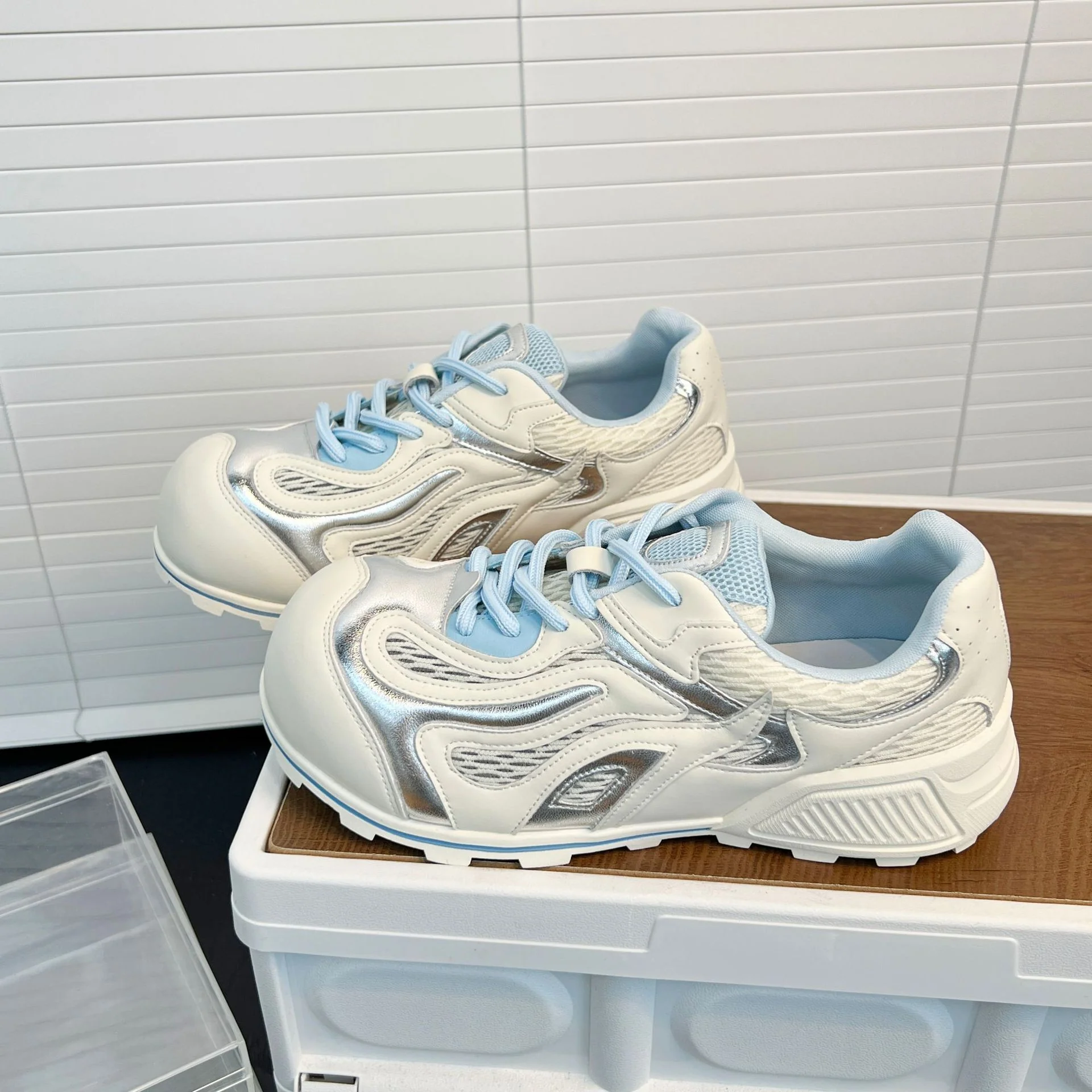 Damen Sportliche Sneakers mit reflektierenden Akzenten und atmungsaktiven Netzeinsätzen Heidi Mode - Image 6