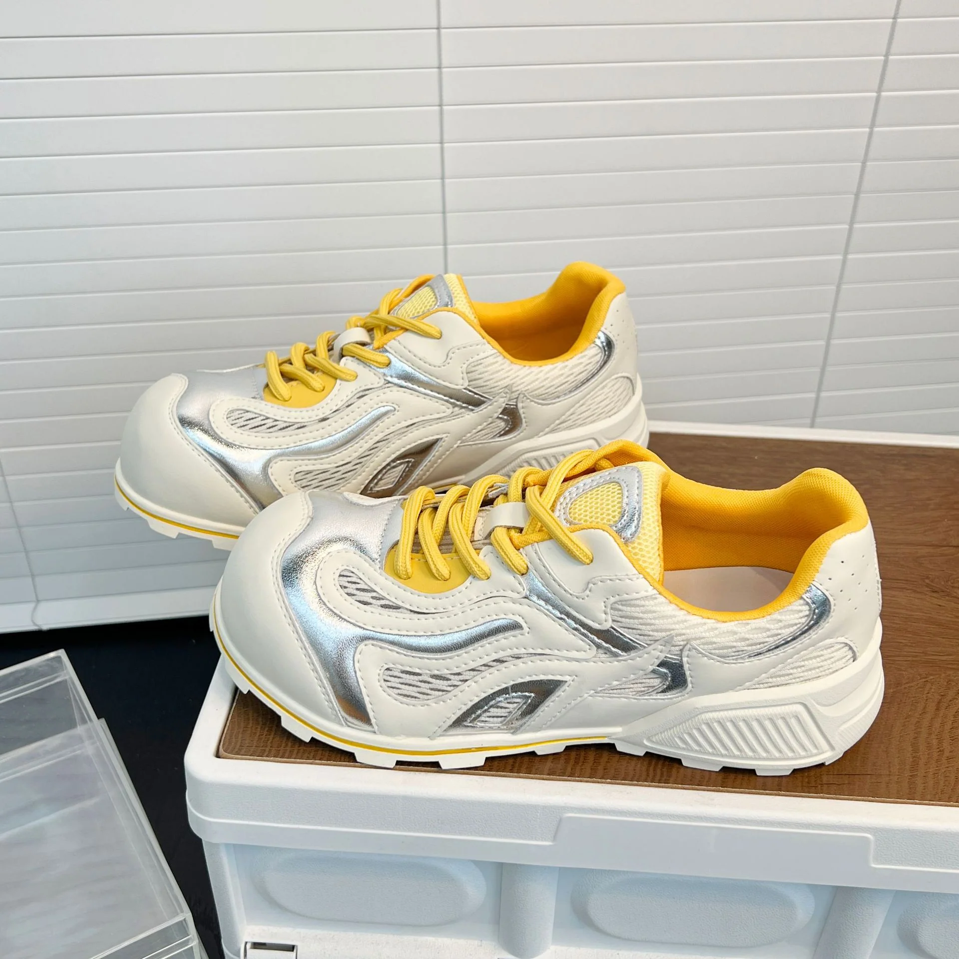 Damen Sportliche Sneakers mit reflektierenden Akzenten und atmungsaktiven Netzeinsätzen Heidi Mode - Image 7