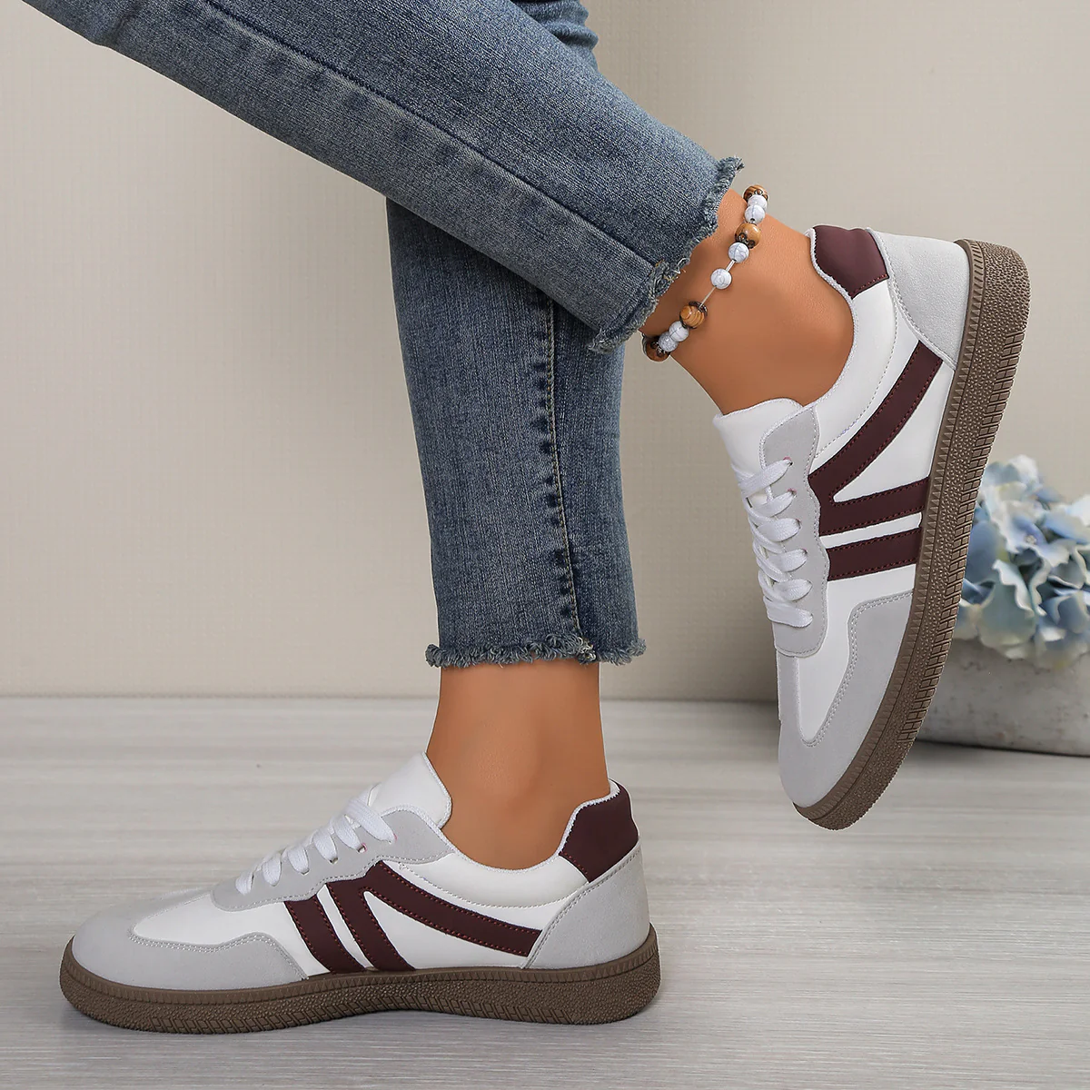 Damen Sportliche Sneakers mit retro-inspiriertem Design und bequemer Sohle Heidi Mode - Image 4