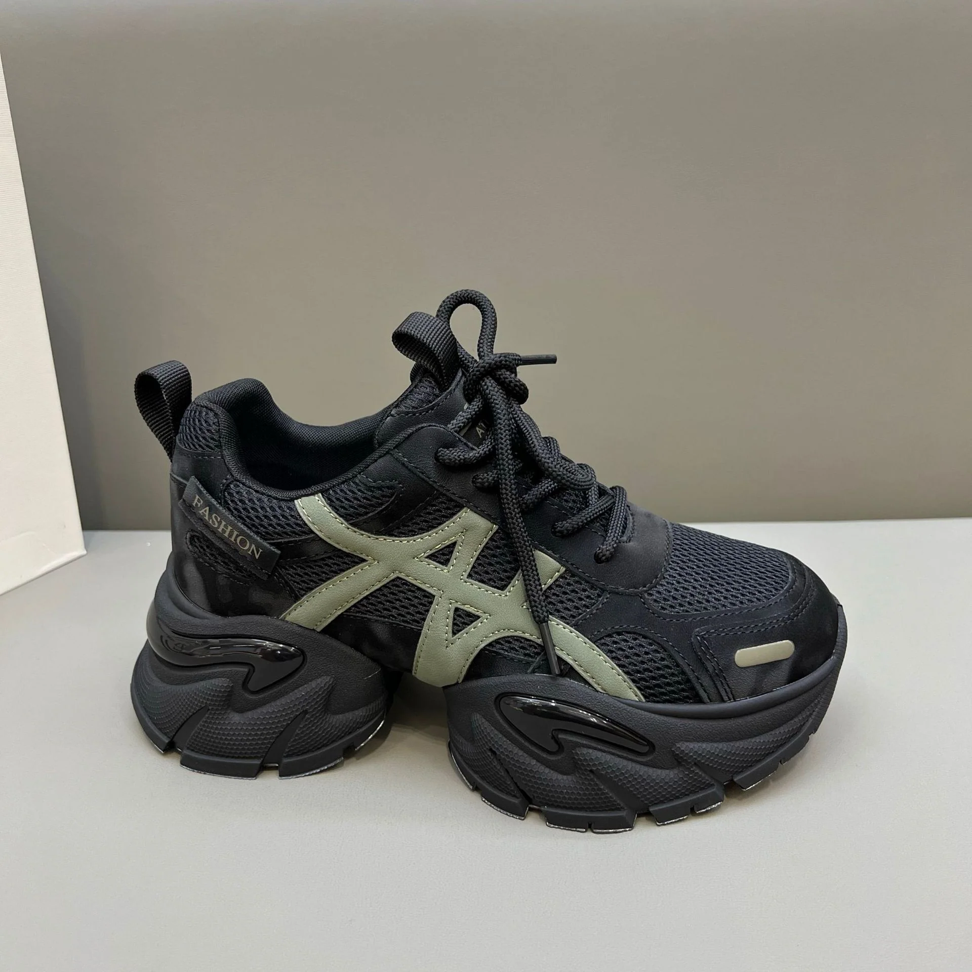 Damen Sportliche Sneakers mit rutschfestem Profil und atmungsaktivem Obermaterial Heidi Mode - Image 6