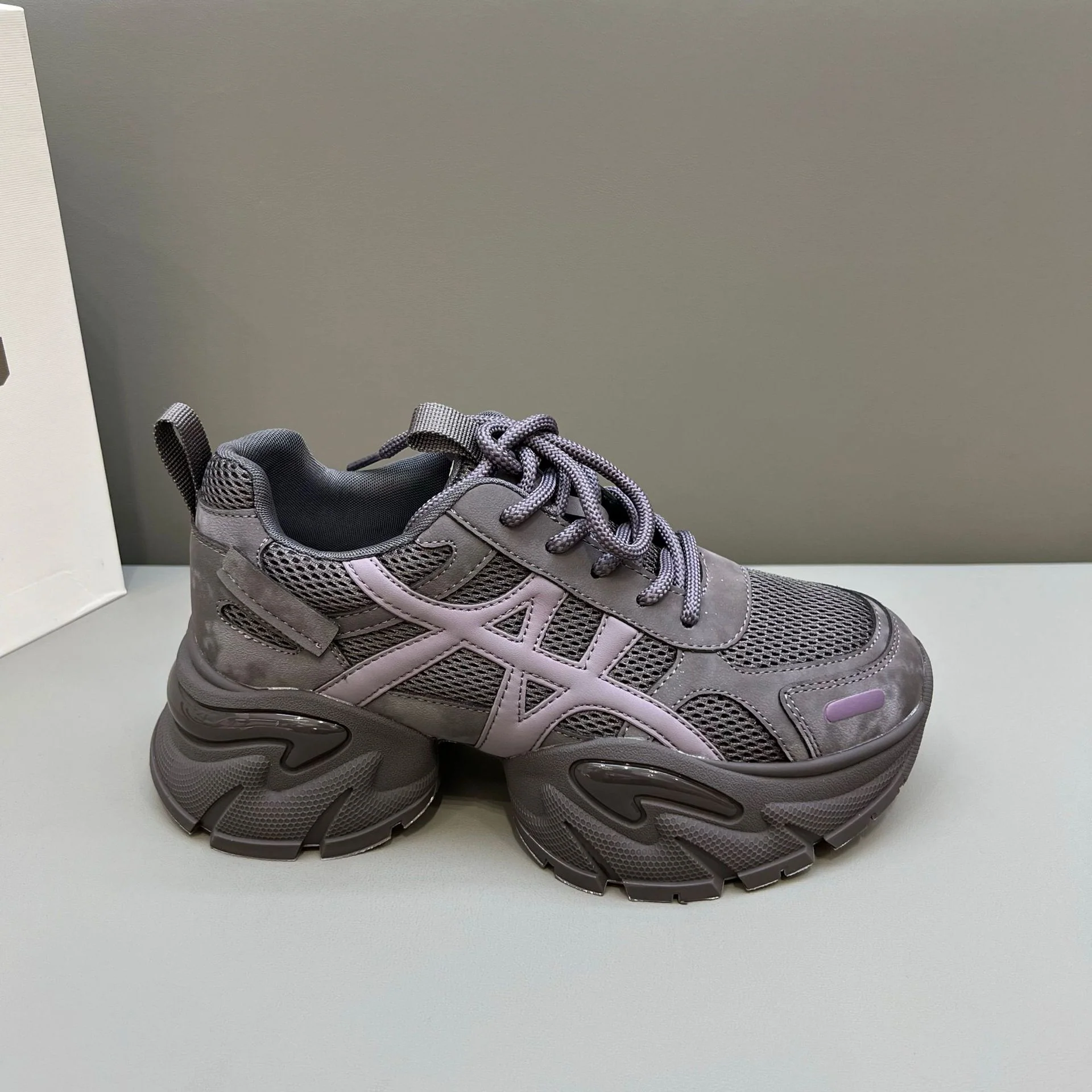 Damen Sportliche Sneakers mit rutschfestem Profil und atmungsaktivem Obermaterial Heidi Mode - Image 7