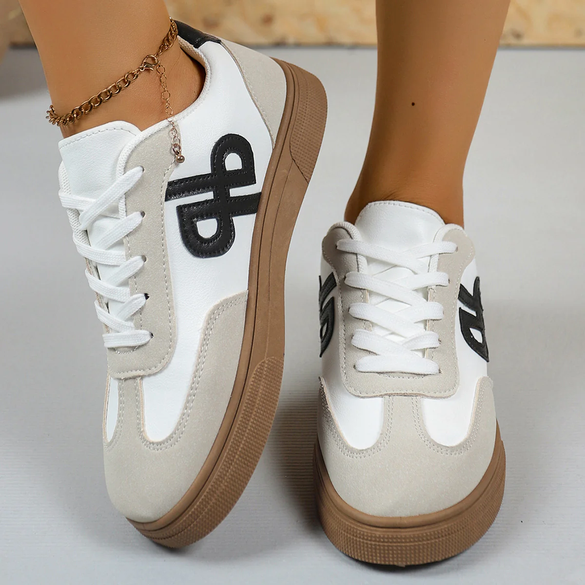 Damen Sportliche Sneakers mit rutschfester Gummisohle und modischem Design Heidi Mode - Image 3