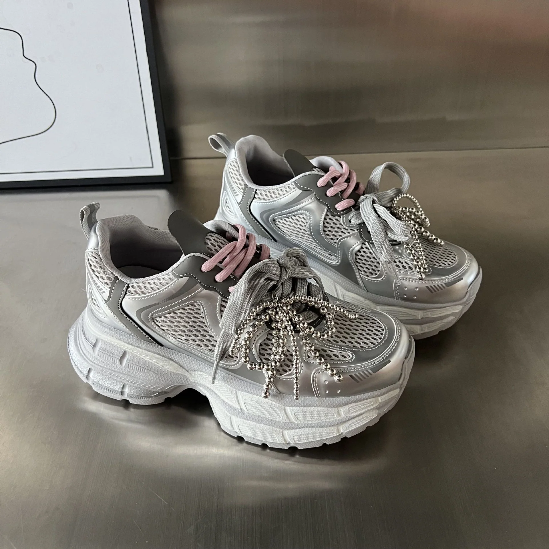 Damen Sportliche Sneakers mit stilvollem Mesh-Design und modischer Perlenverzierung Heidi Mode - Image 4