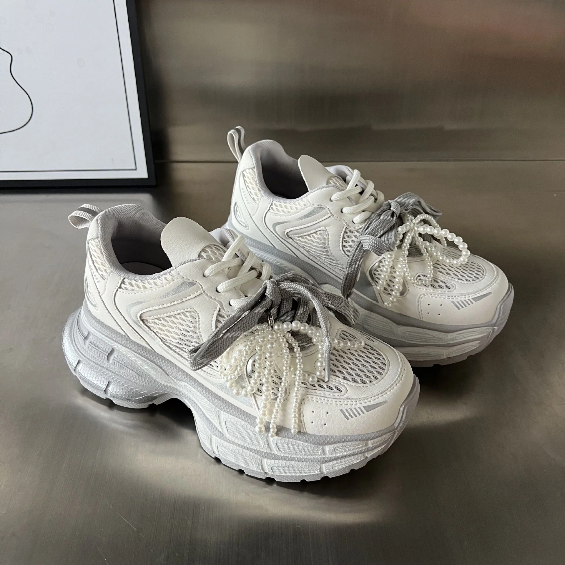 Damen Sportliche Sneakers mit stilvollem Mesh-Design und modischer Perlenverzierung Heidi Mode - Image 5