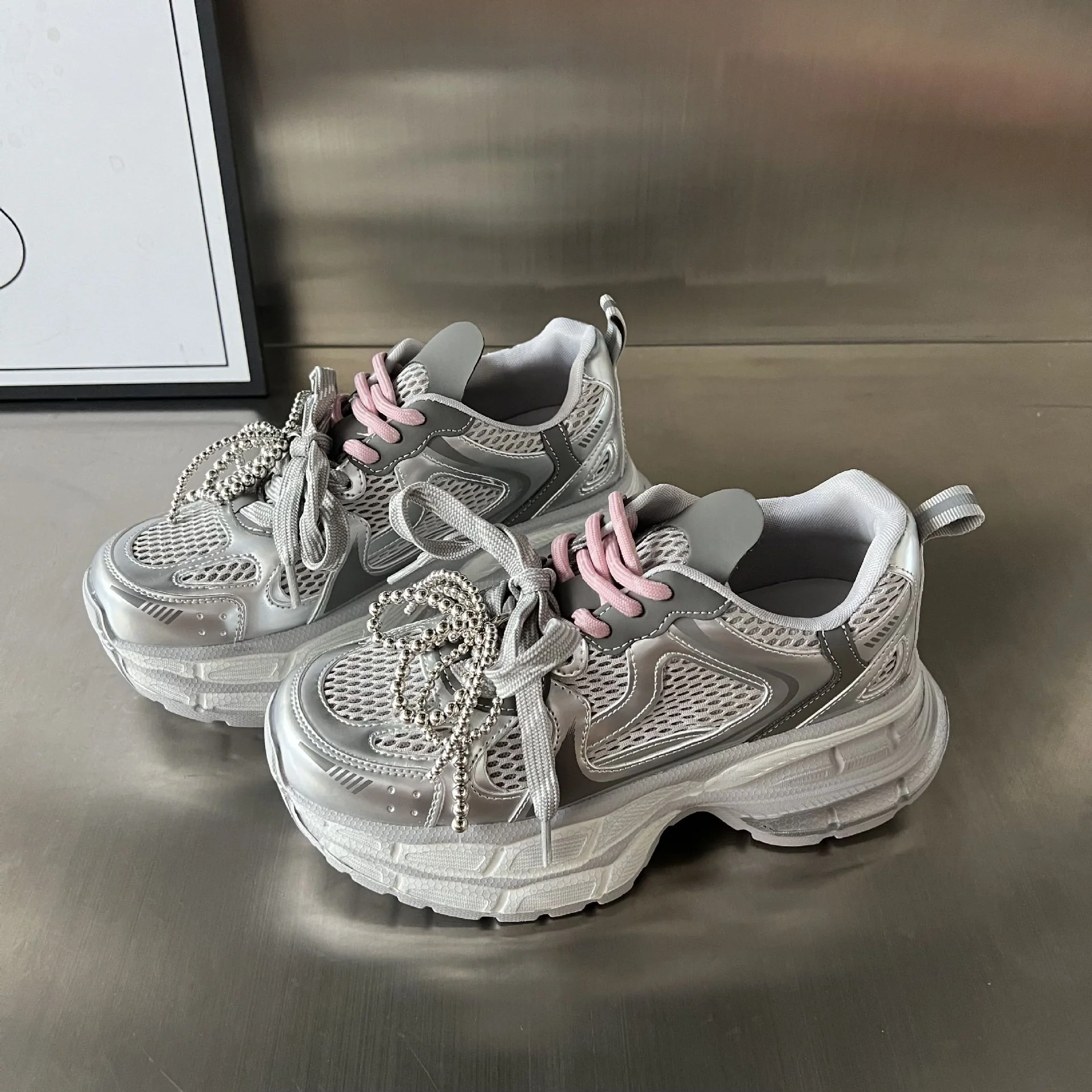 Damen Sportliche Sneakers mit stilvollem Mesh-Design und modischer Perlenverzierung Heidi Mode - Image 6