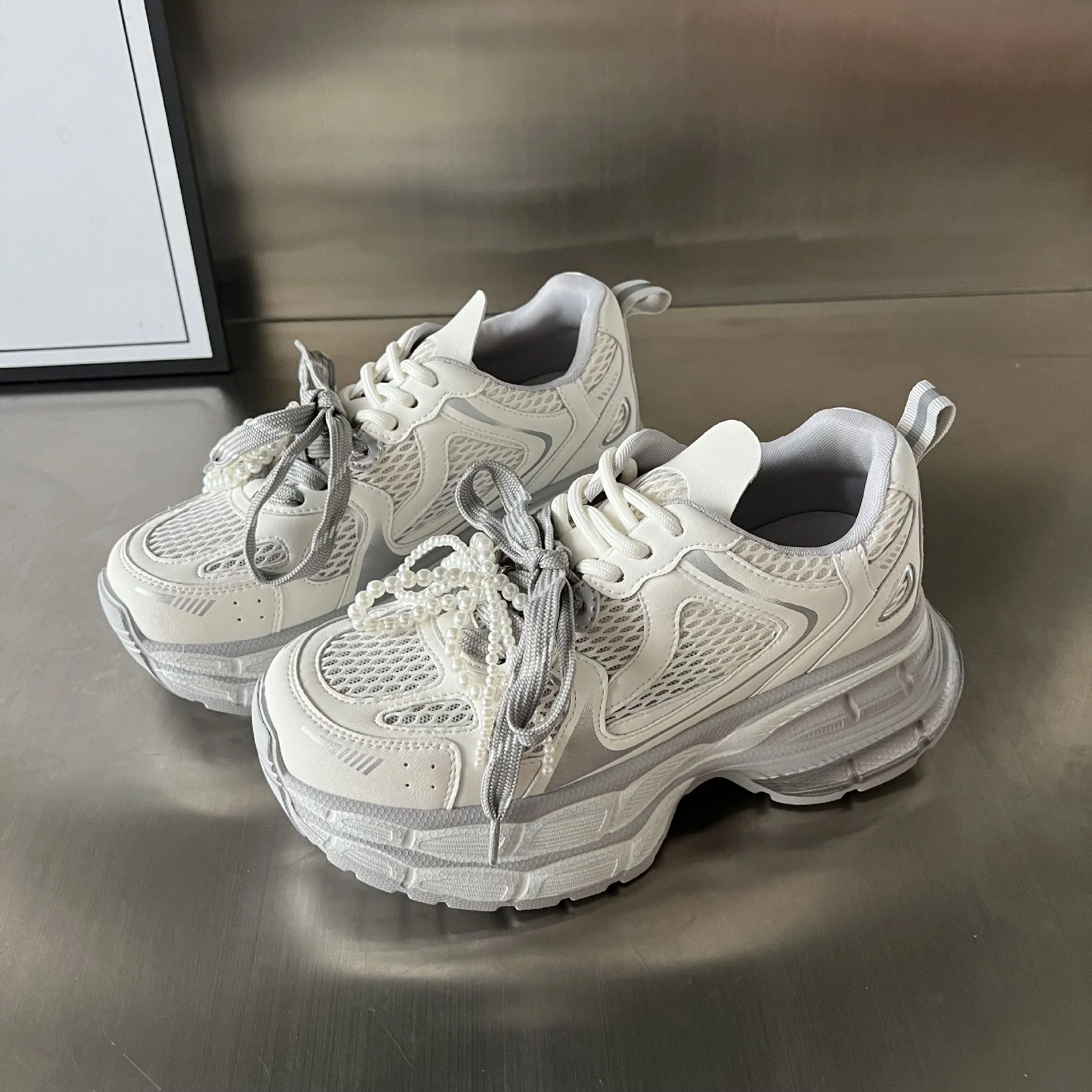 Damen Sportliche Sneakers mit stilvollem Mesh-Design und modischer Perlenverzierung Heidi Mode - Image 7
