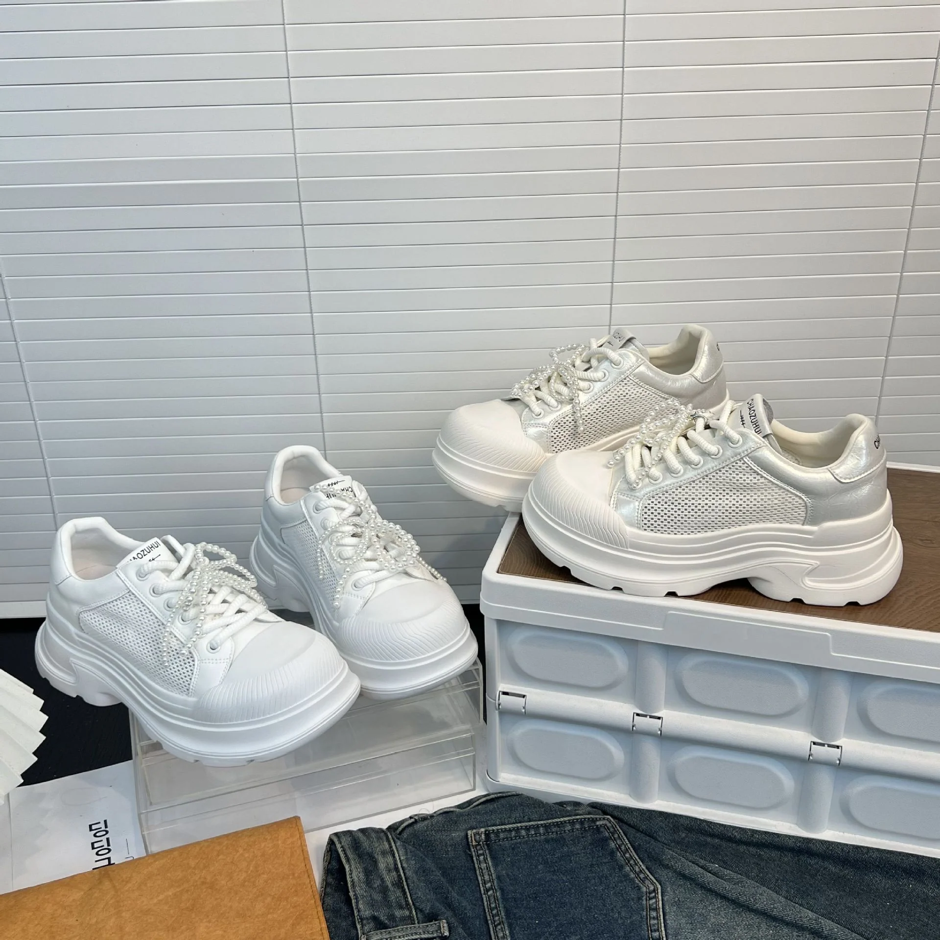 Damen Sportliche Sneakers mit trendigem Mesh-Design und perlenverziertem Schnürsystem Heidi Mode - Image 3