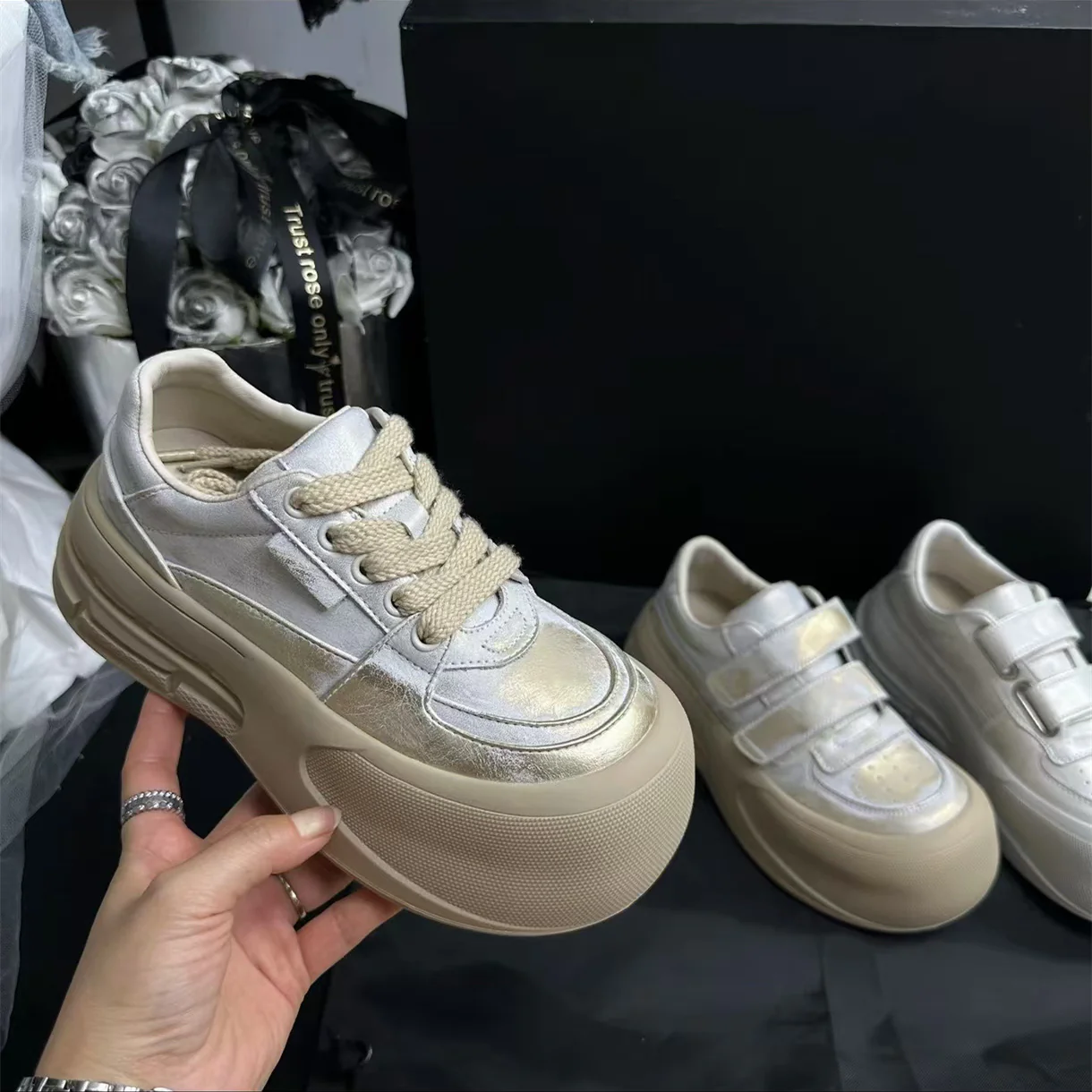Damen Sportliche Sneakers mit velourslederner Oberflächenstruktur und dämpfendem Sohlenprofil Heidi Mode - Image 2