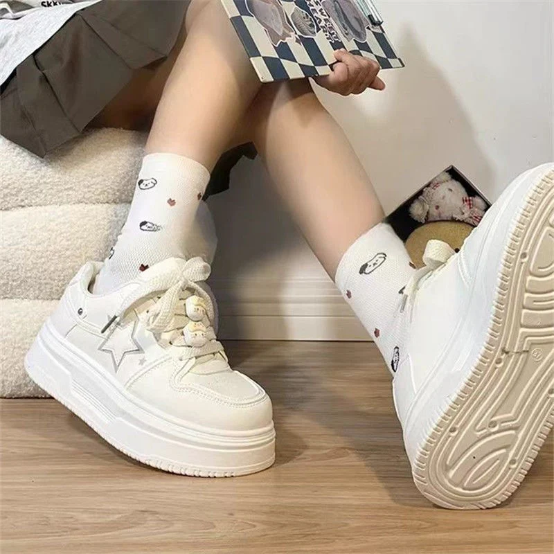 Damen Sportliche Sneakers mit verspielten Applikationen Heidi Mode - Image 2