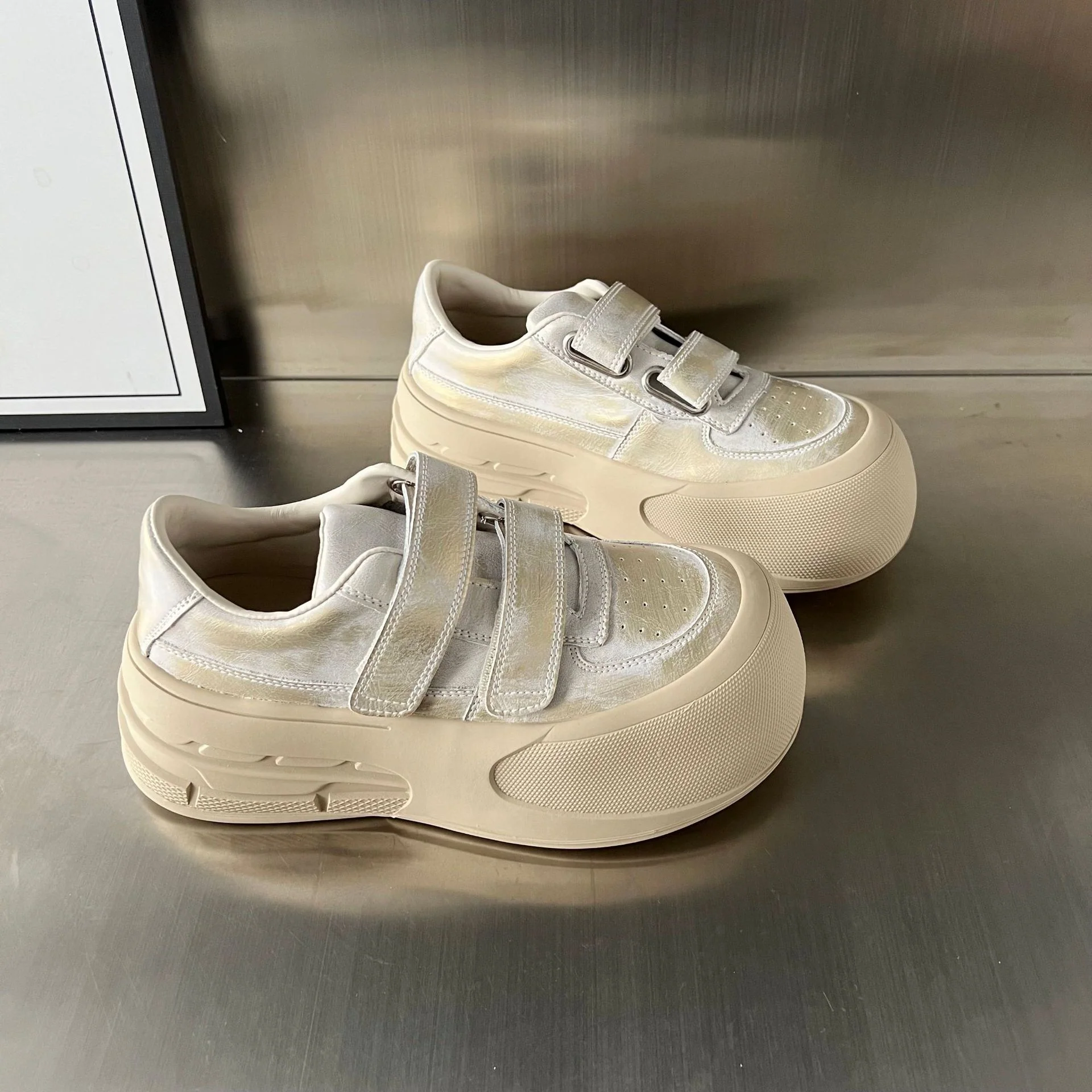Damen Sportliche Sneakers mit verstellbarem Klettverschluss und luftiger Silhouette Heidi Mode - Image 4