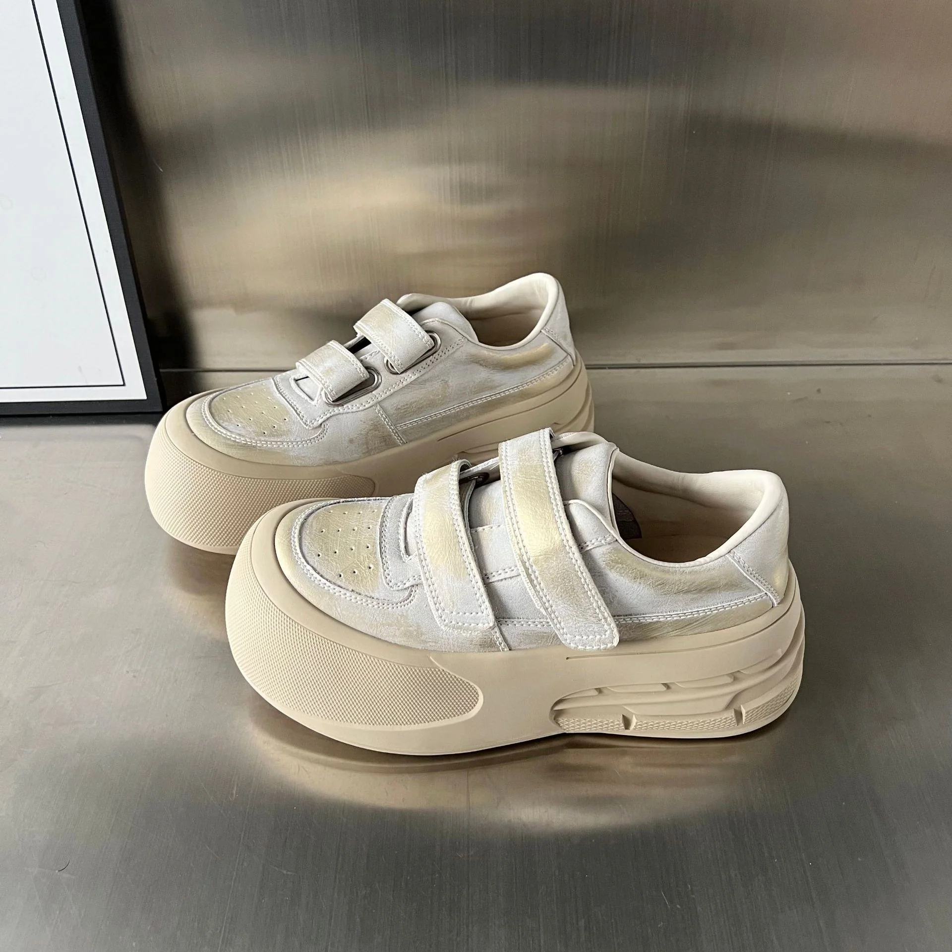 Damen Sportliche Sneakers mit verstellbarem Klettverschluss und luftiger Silhouette Heidi Mode - Image 6