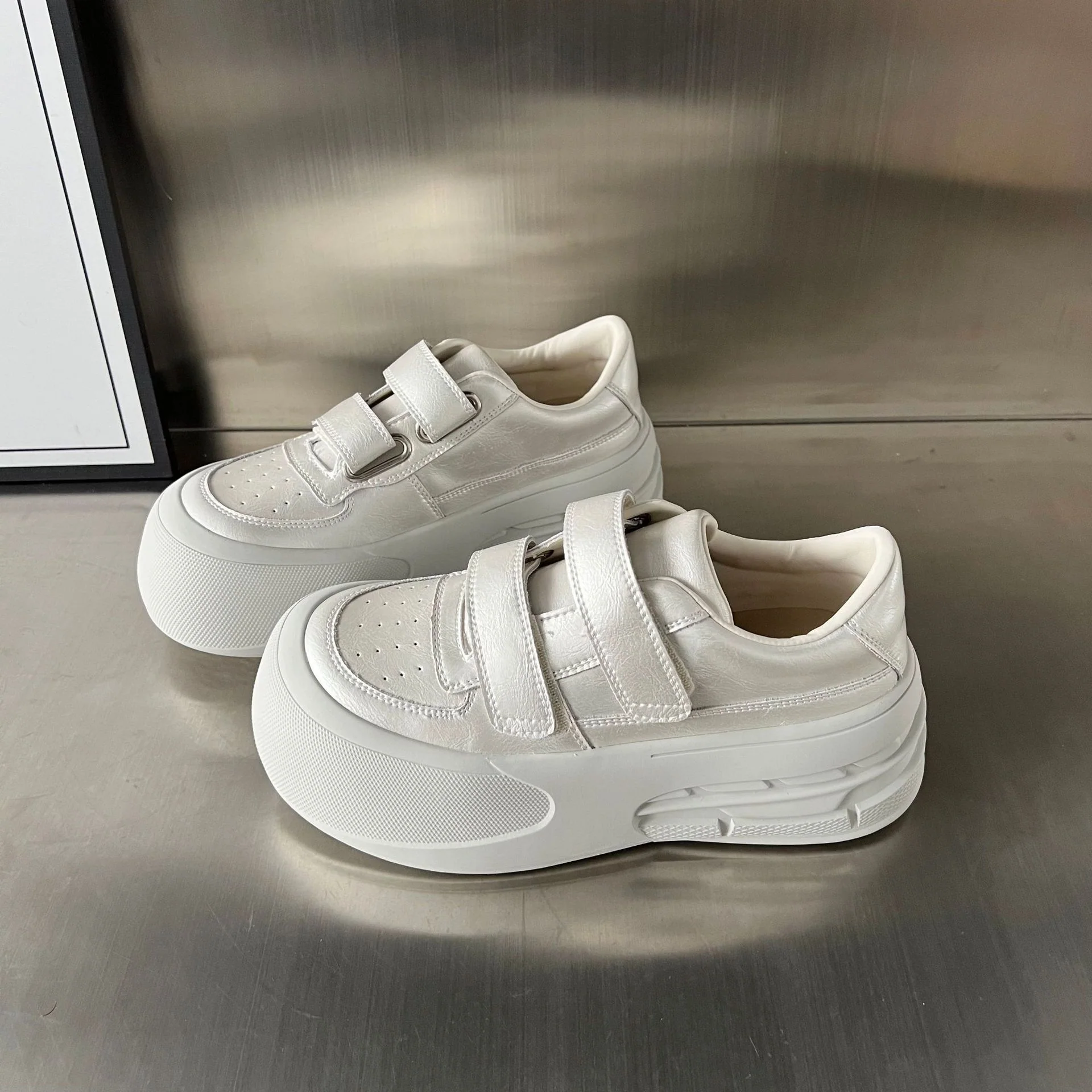 Damen Sportliche Sneakers mit verstellbarem Klettverschluss und luftiger Silhouette Heidi Mode - Image 7