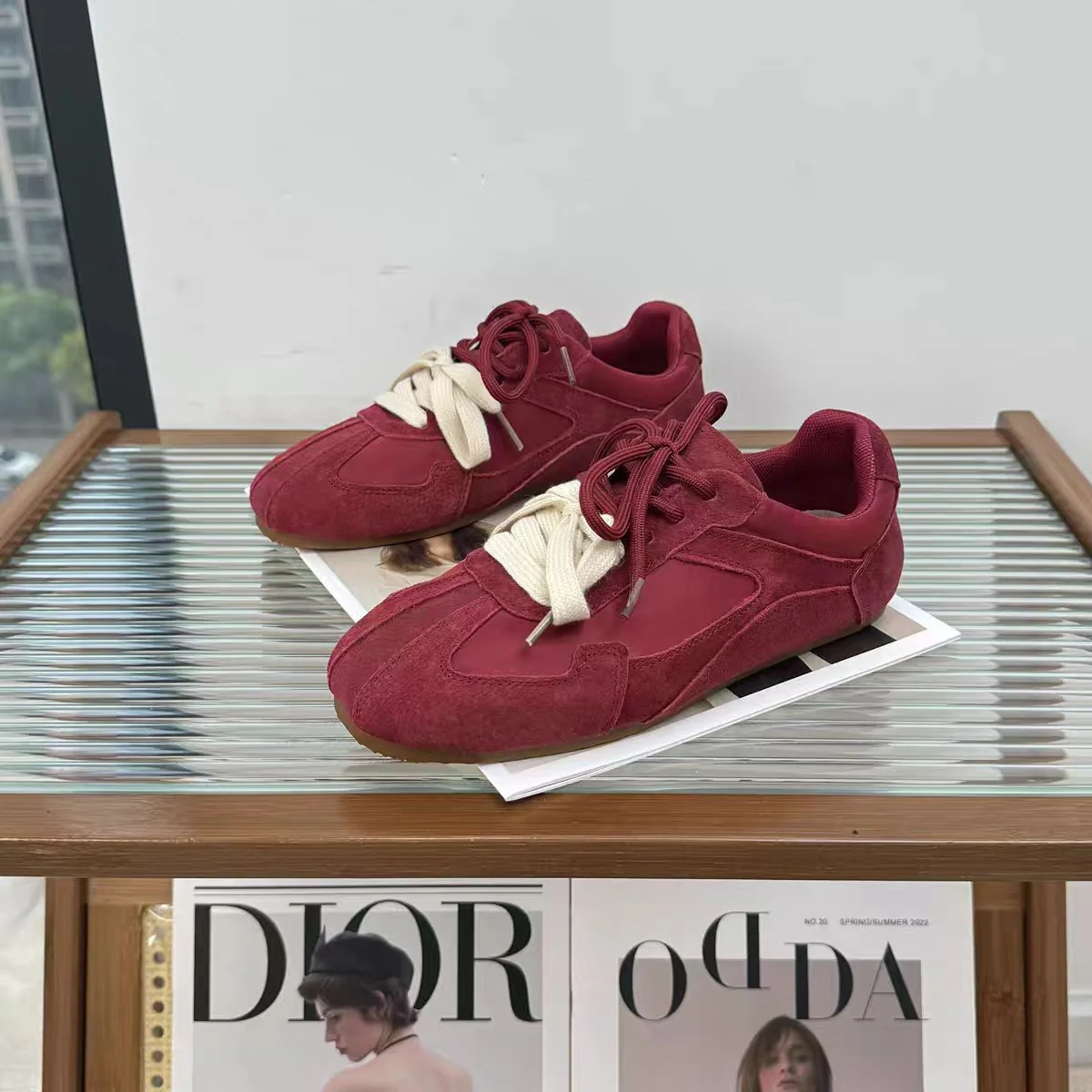 Damen Sportliche Sneakers mit weichem Wildleder-Obermaterial und modischem Schnürsystem Heidi Mode - Image 3