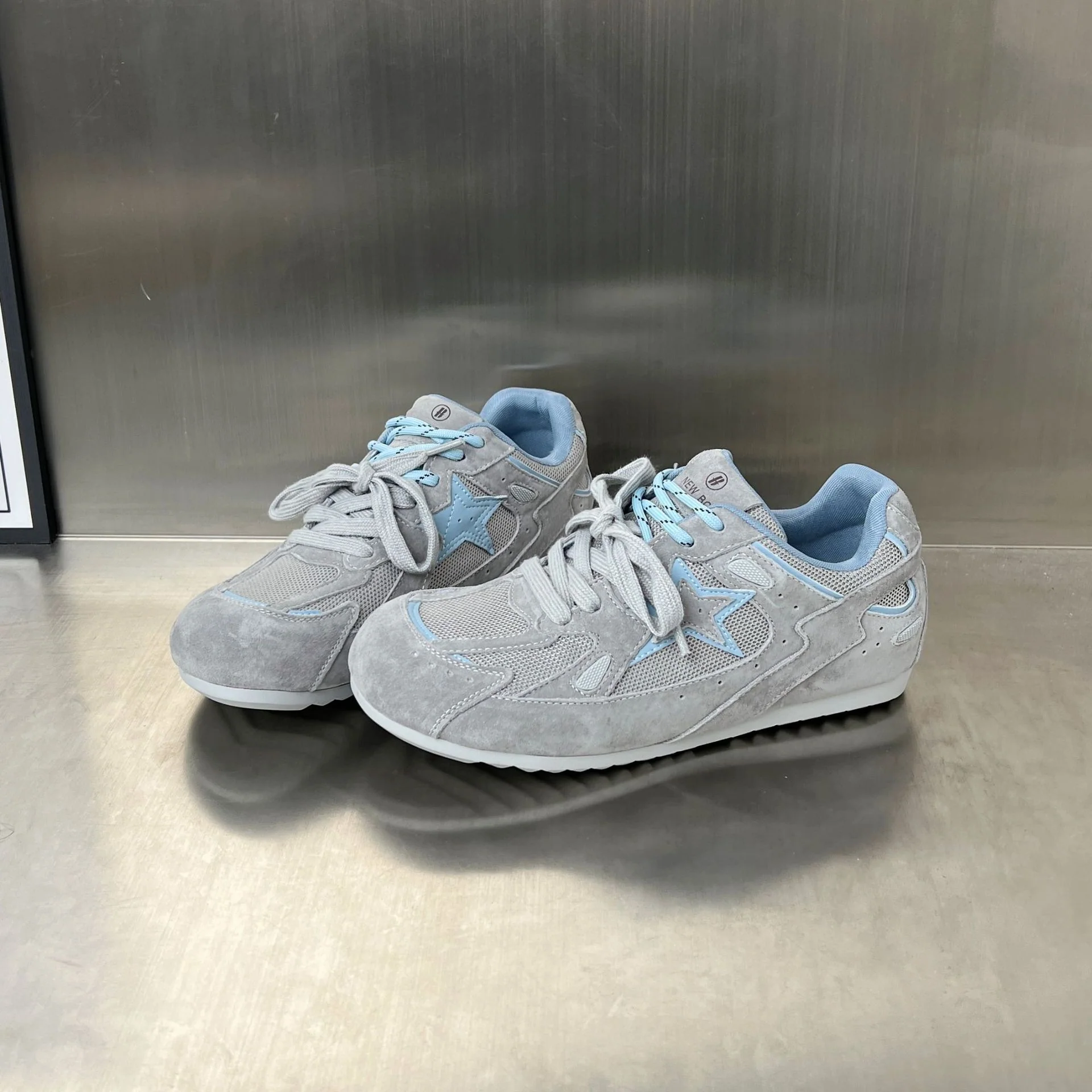 Damen Sportliche Wildleder Sneakers mit atmungsaktivem Mesh-Einsatz Heidi Mode - Image 4