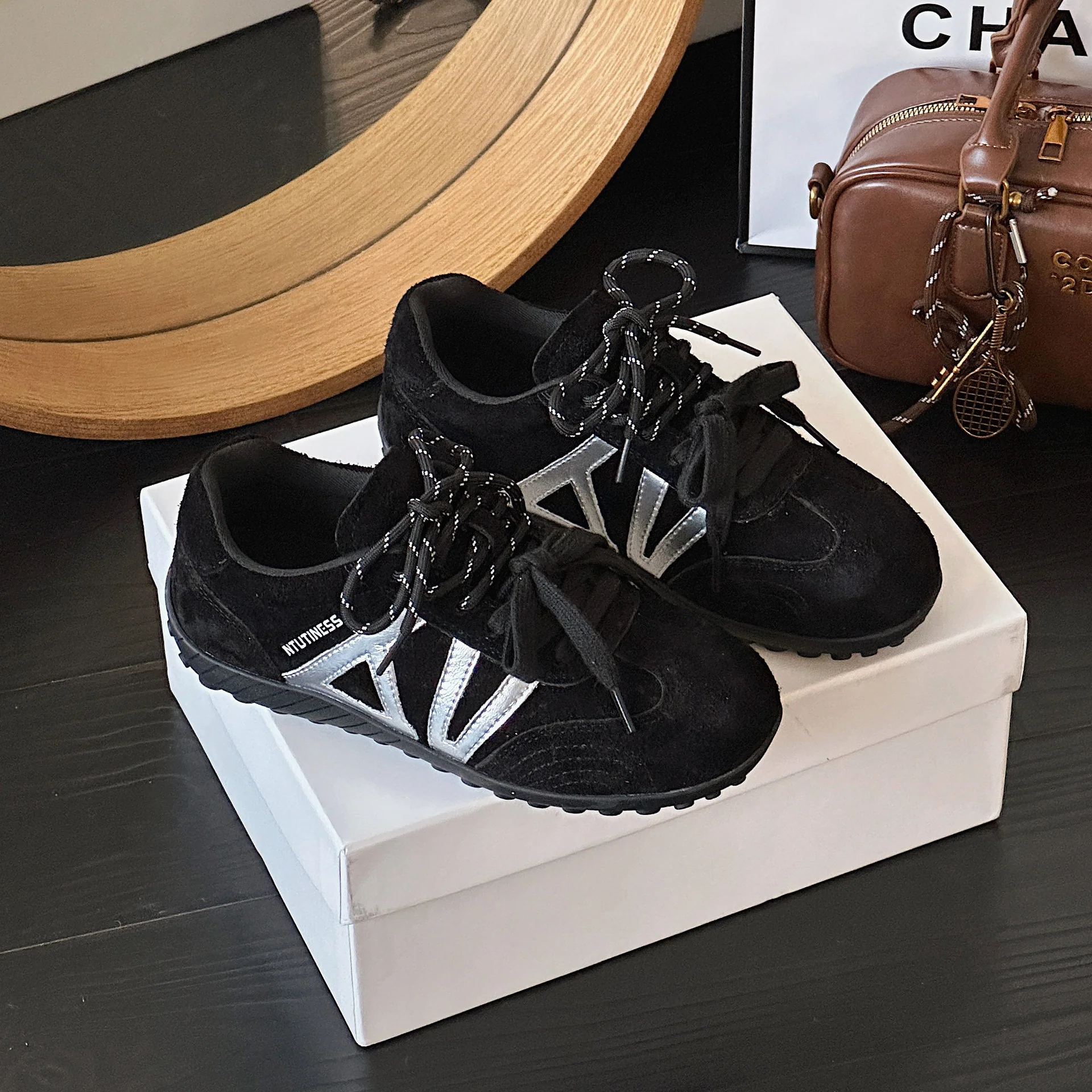 Damen Sportliche Wildledersneaker mit modischem Design und innovativem Dämpfungssystem Heidi Mode - Image 6