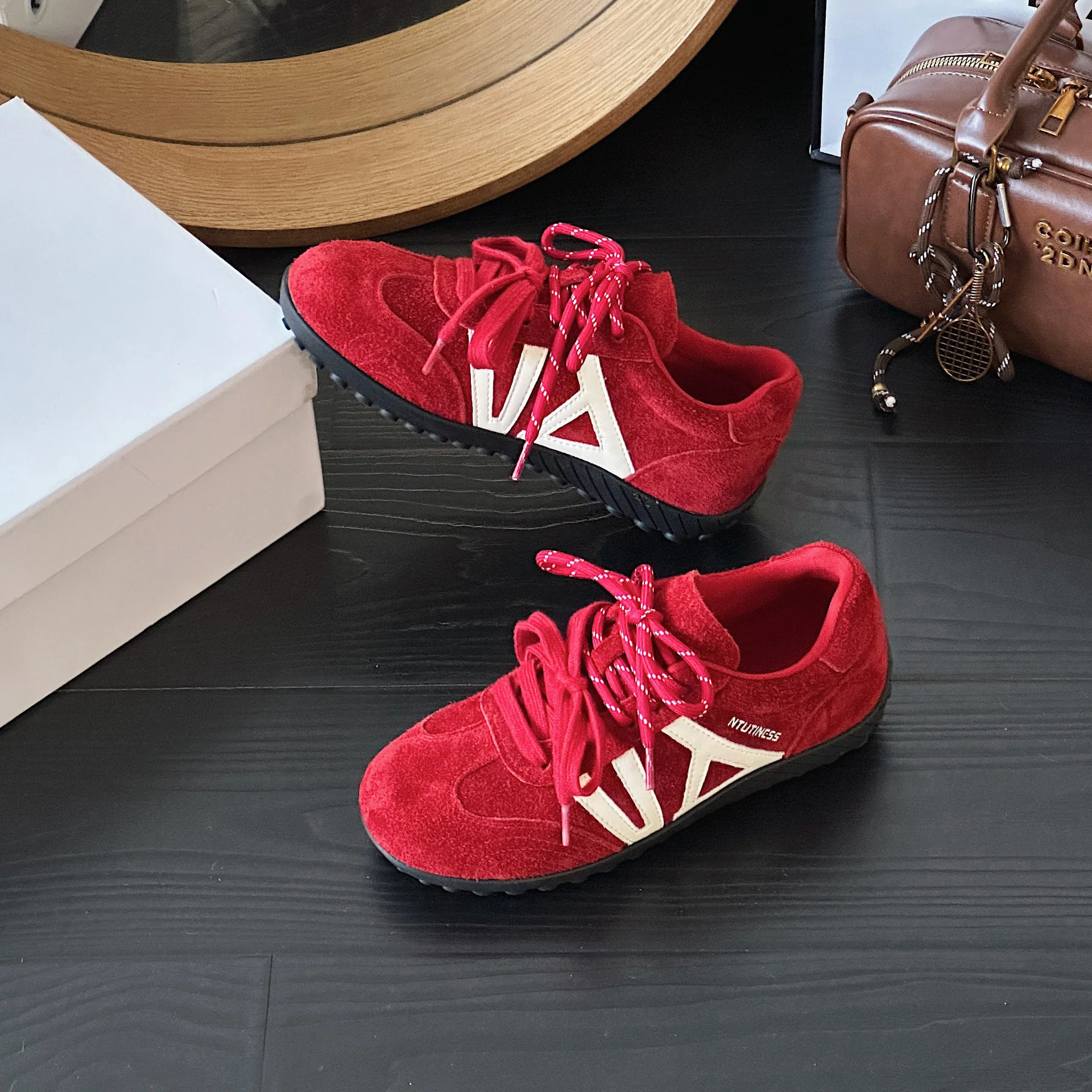 Damen Sportliche Wildledersneaker mit modischem Design und innovativem Dämpfungssystem Heidi Mode - Image 7