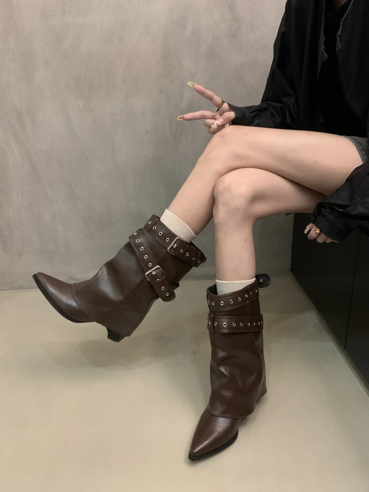 Damen Stiefel mit modischer Schnallenverzierung und schickem Cut-Out Heidi Mode - Image 7