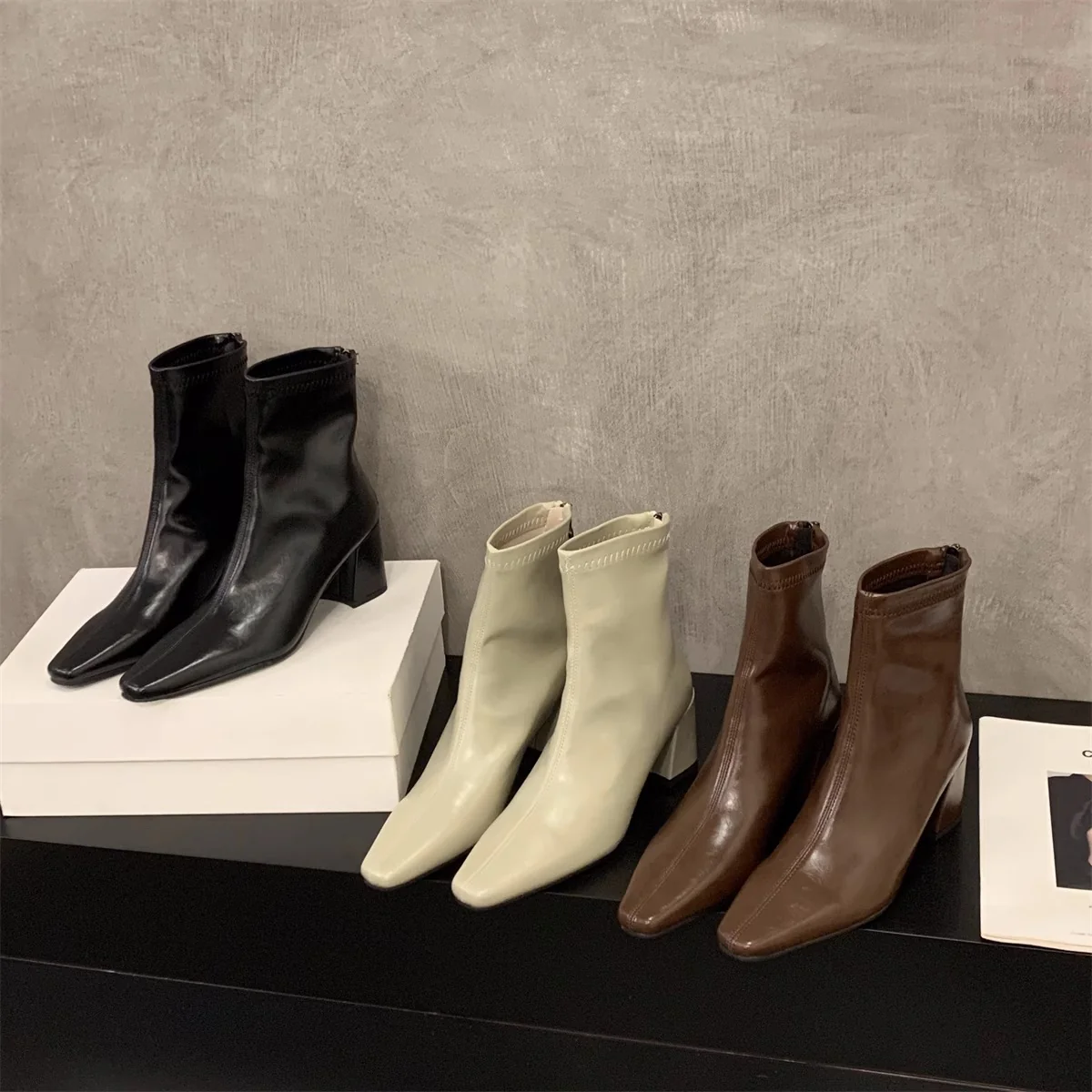 Damen Stiefeletten mit elegantem Blockabsatz und spitzem Schnitt Heidi Mode - Image 2