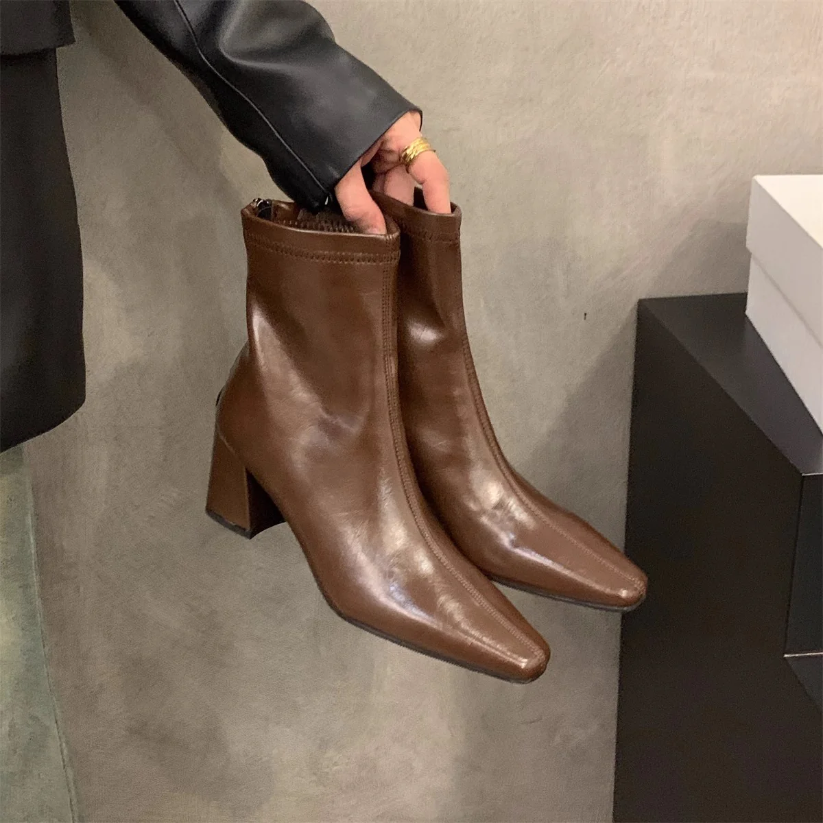 Damen Stiefeletten mit elegantem Blockabsatz und spitzem Schnitt Heidi Mode - Image 3