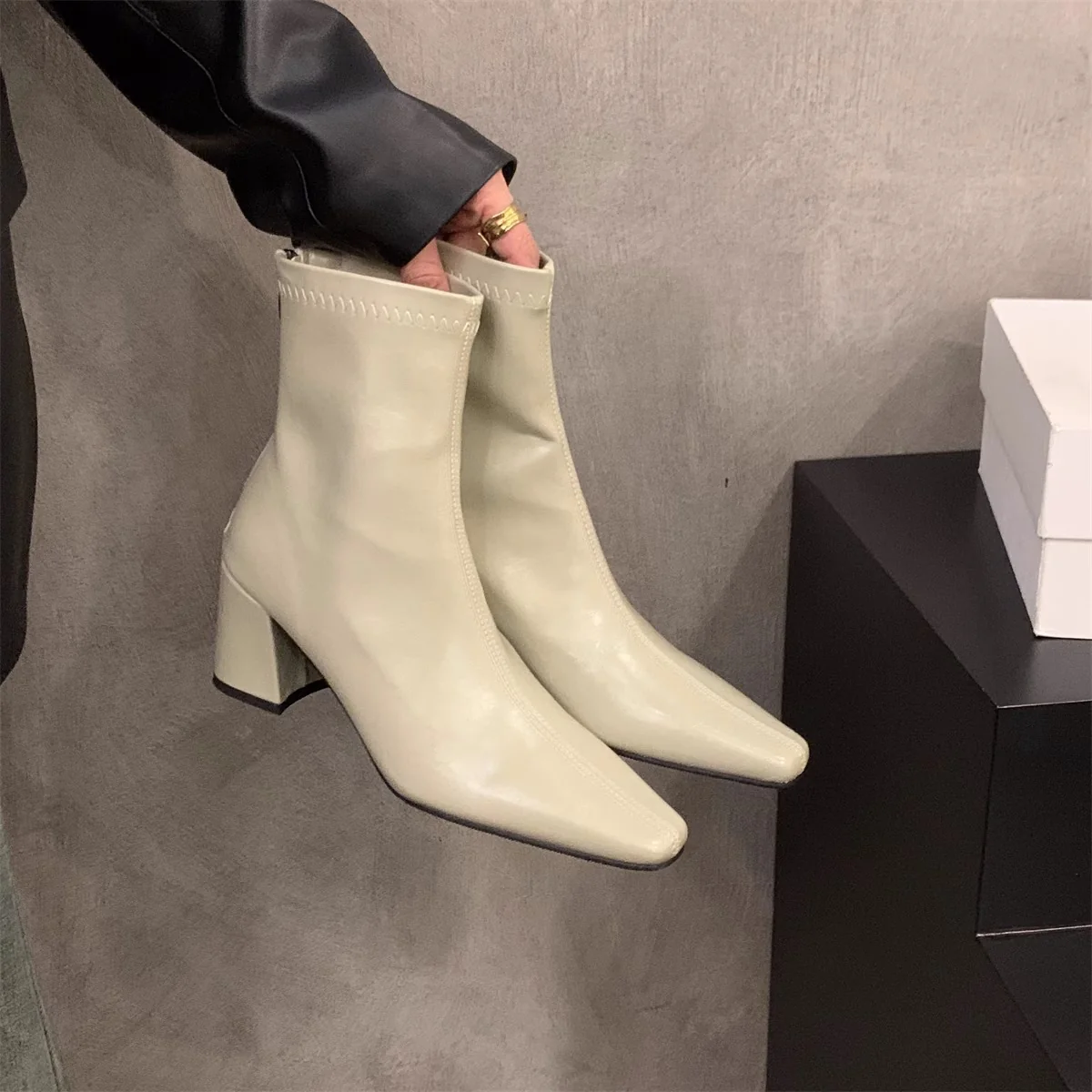 Damen Stiefeletten mit elegantem Blockabsatz und spitzem Schnitt Heidi Mode - Image 6
