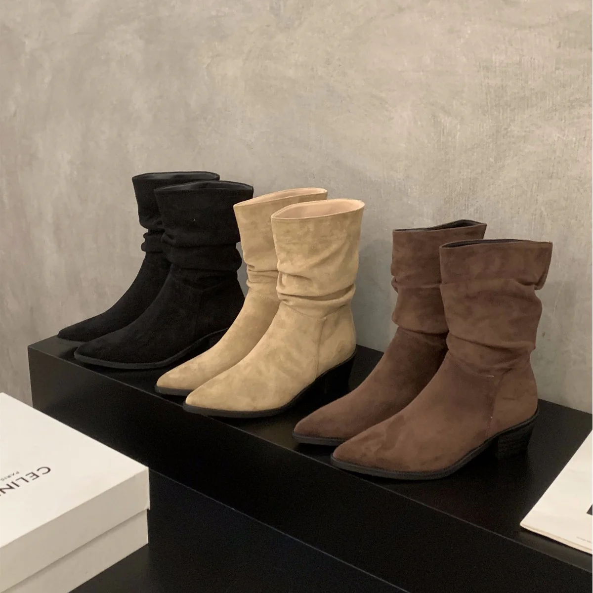 Damen Stiefeletten mit gerafftem Schaft und spitzem Fußteil Heidi Mode - Image 4