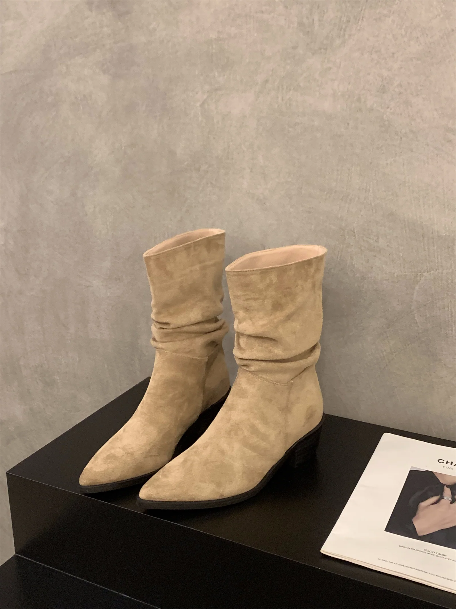 Damen Stiefeletten mit gerafftem Schaft und spitzem Fußteil Heidi Mode - Image 6