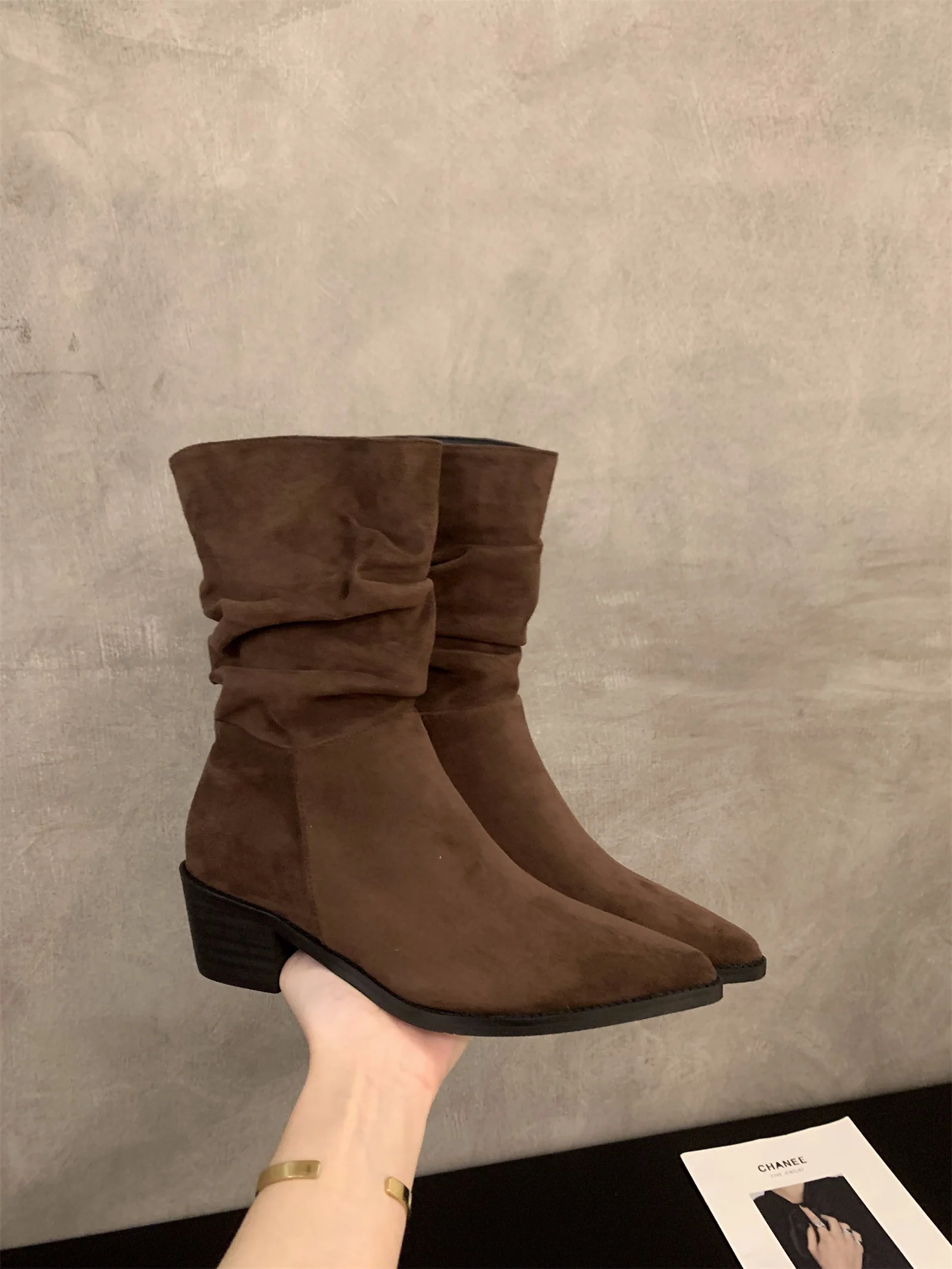 Damen Stiefeletten mit gerafftem Schaft und spitzem Fußteil Heidi Mode - Image 8