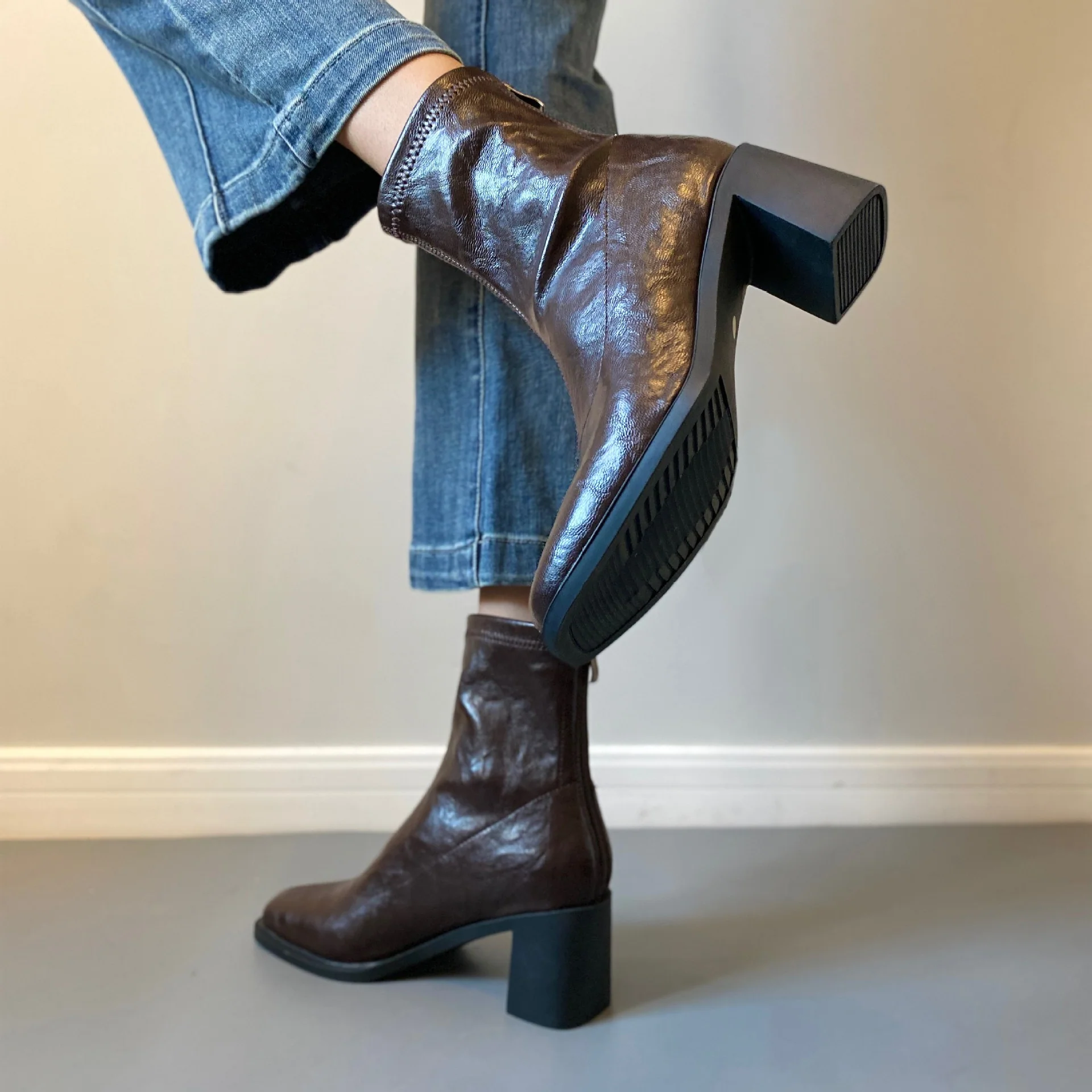 Damen Stiefeletten mit hohem Blockabsatz und eleganter Silhouette Heidi Mode - Image 4