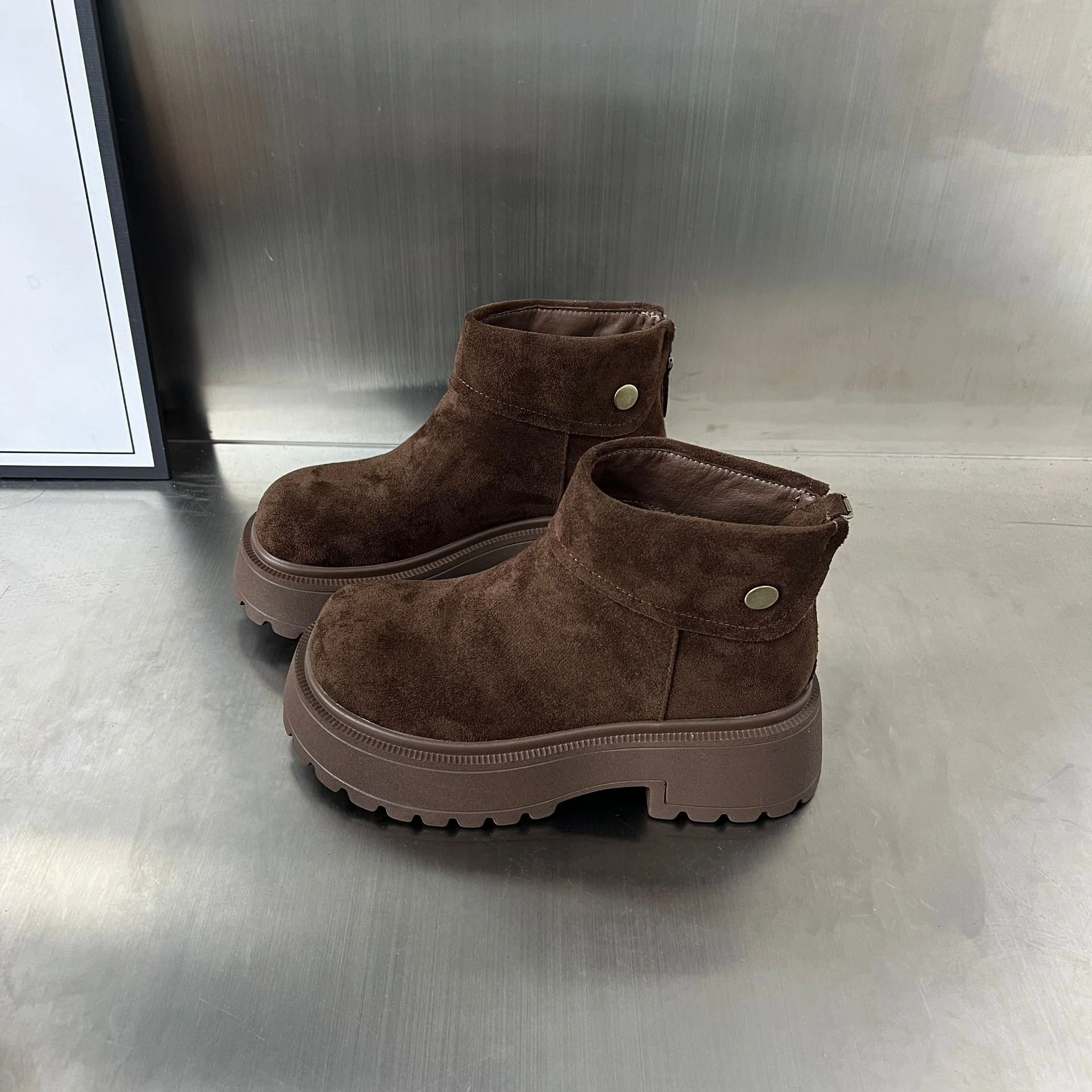 Damen Stiefeletten mit rutschfester Sohle und weichem Wildlederoberteil Heidi Mode - Image 2