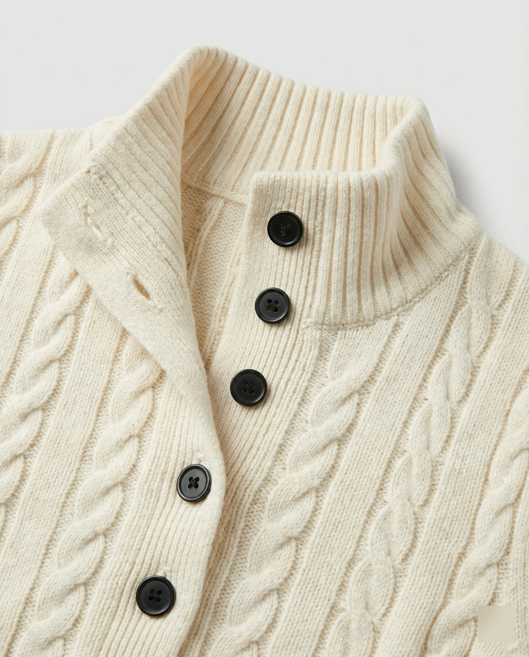 Damen Strickjacke mit Stehkragen und Zopfmuster in Weiß - Image 2