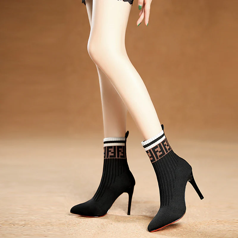 Damen Strumpfstiefel mit elegantem Absatz und markantem Logo-Design Heidi Mode - Image 4