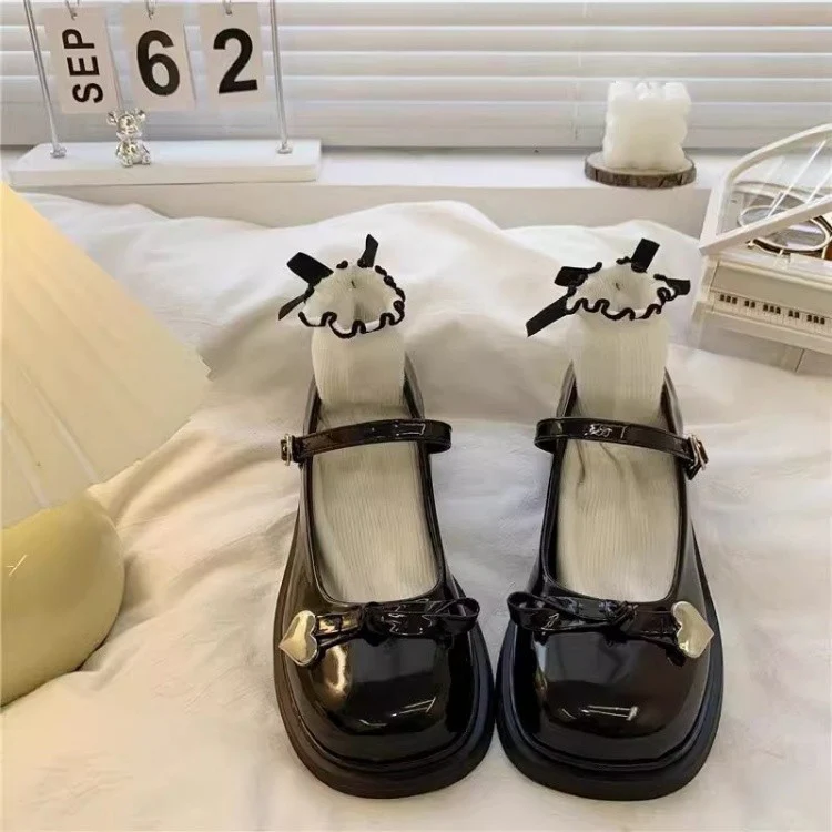 Damen Süße Mary Jane Schuhe mit herzförmigem Detail und dekorativem Rüschensocke Heidi Mode - Image 3