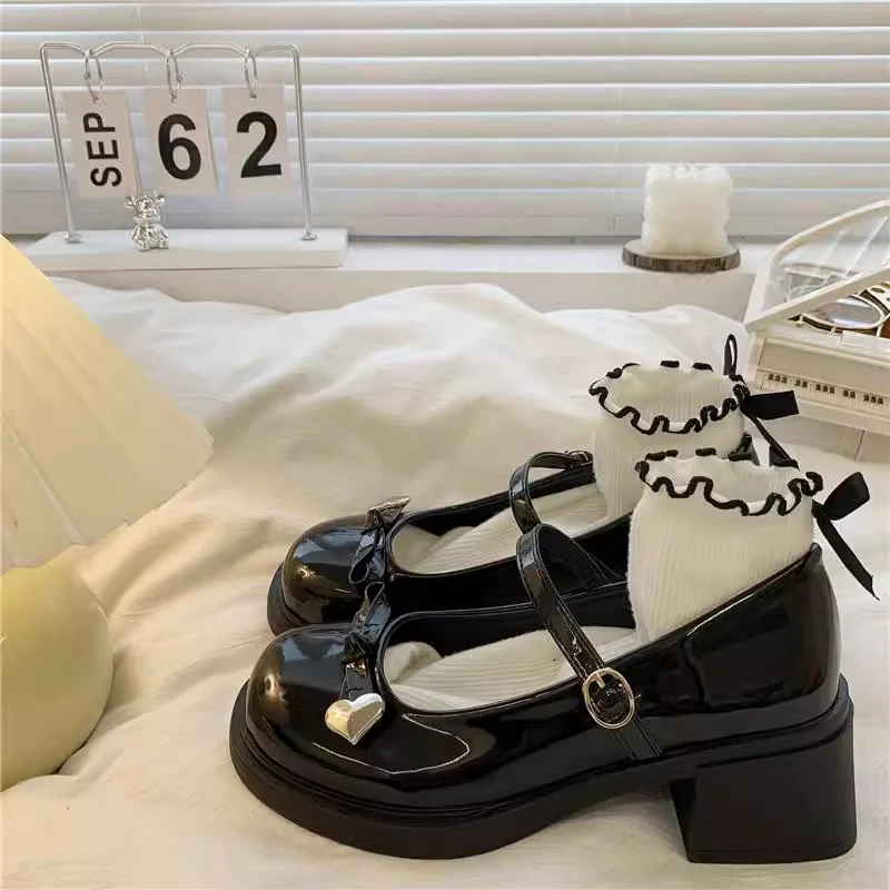 Damen Süße Mary Jane Schuhe mit herzförmigem Detail und dekorativem Rüschensocke Heidi Mode - Image 6