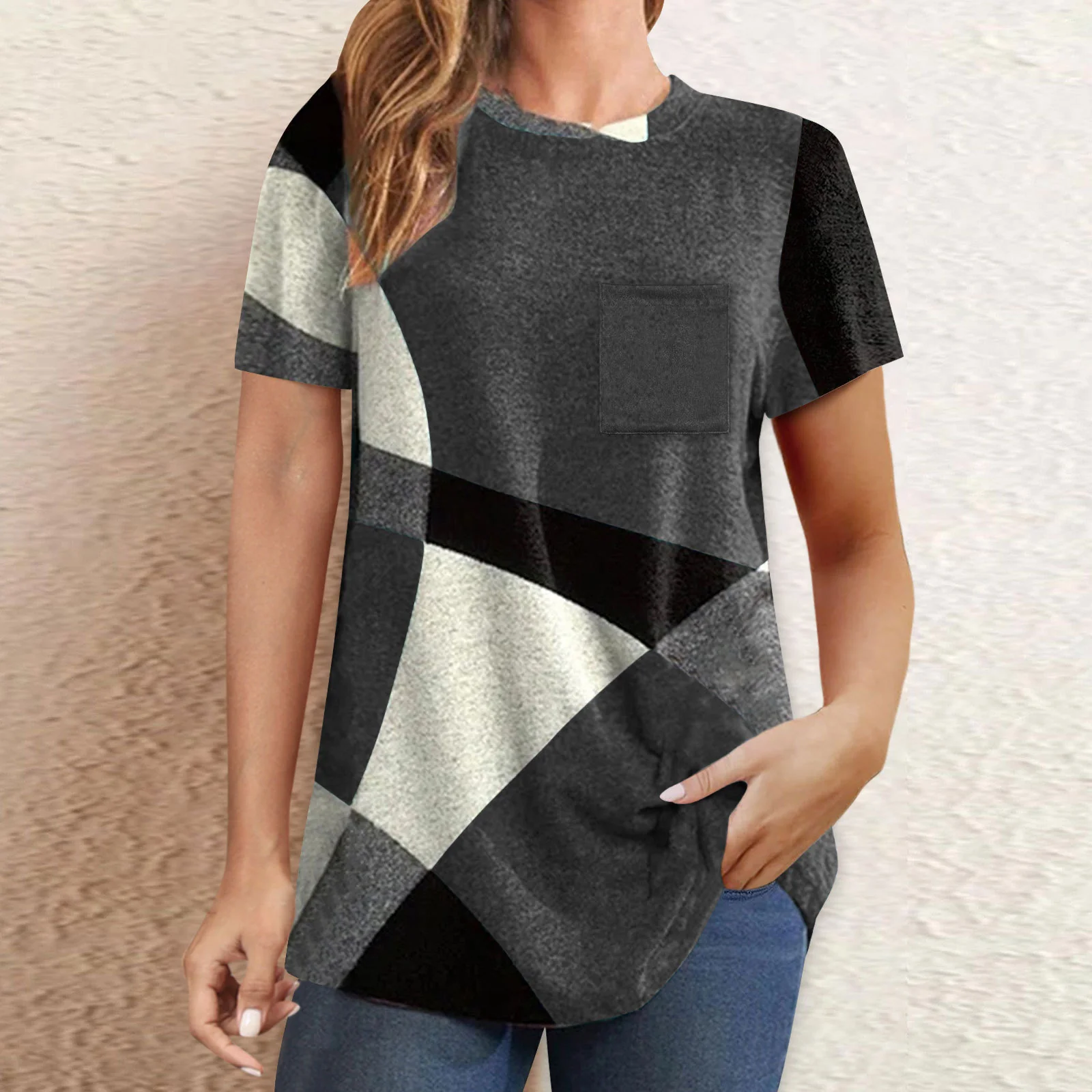 Damen T-Shirt mit modernem geometrischen Design und praktischer Brusttasche Heidi-Mode - Image 6