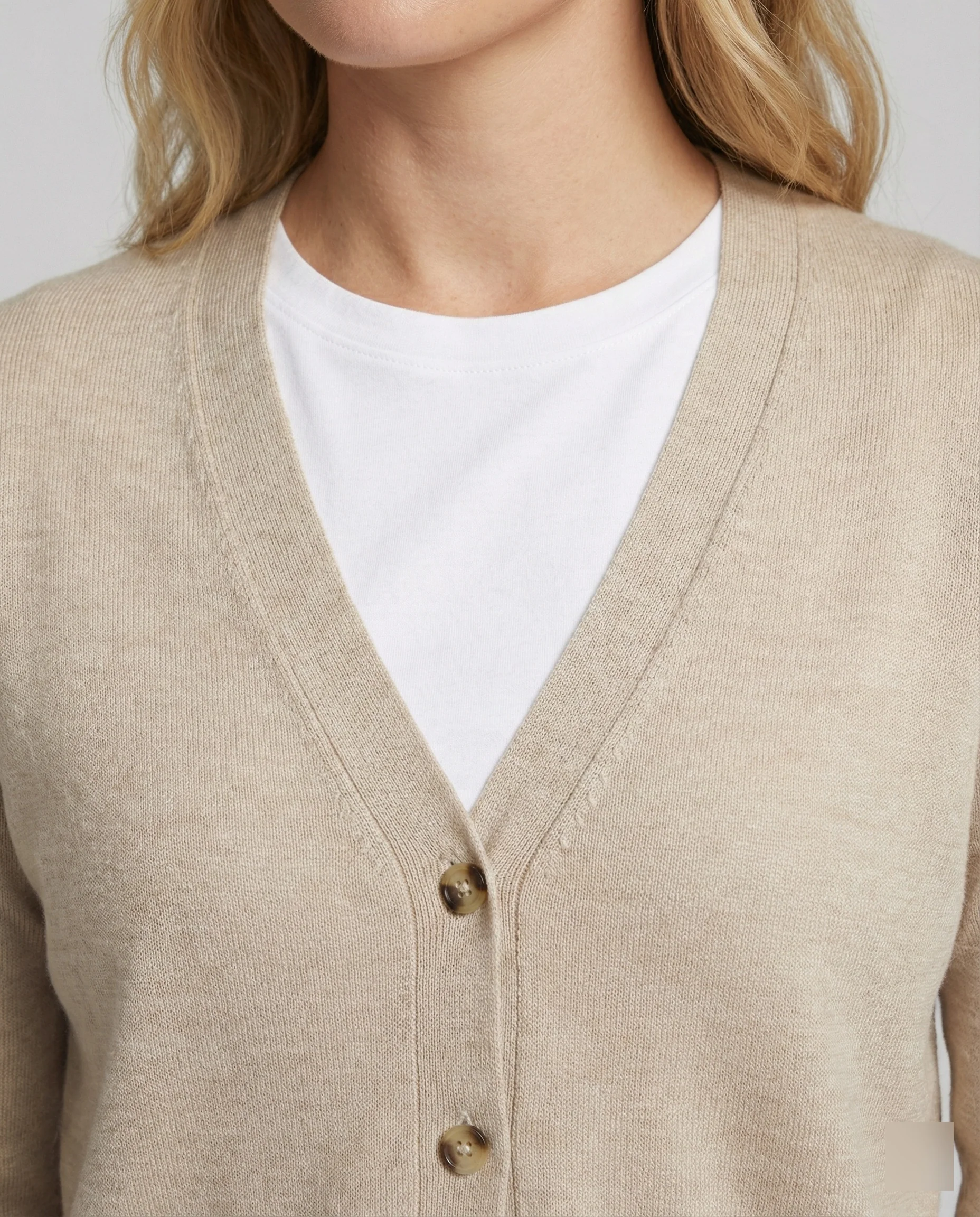 Damen Trend Strickjacke Damen leichte Feinstrickjacke mit V-Ausschnitt und dezentem Knopfverschluss - Image 4